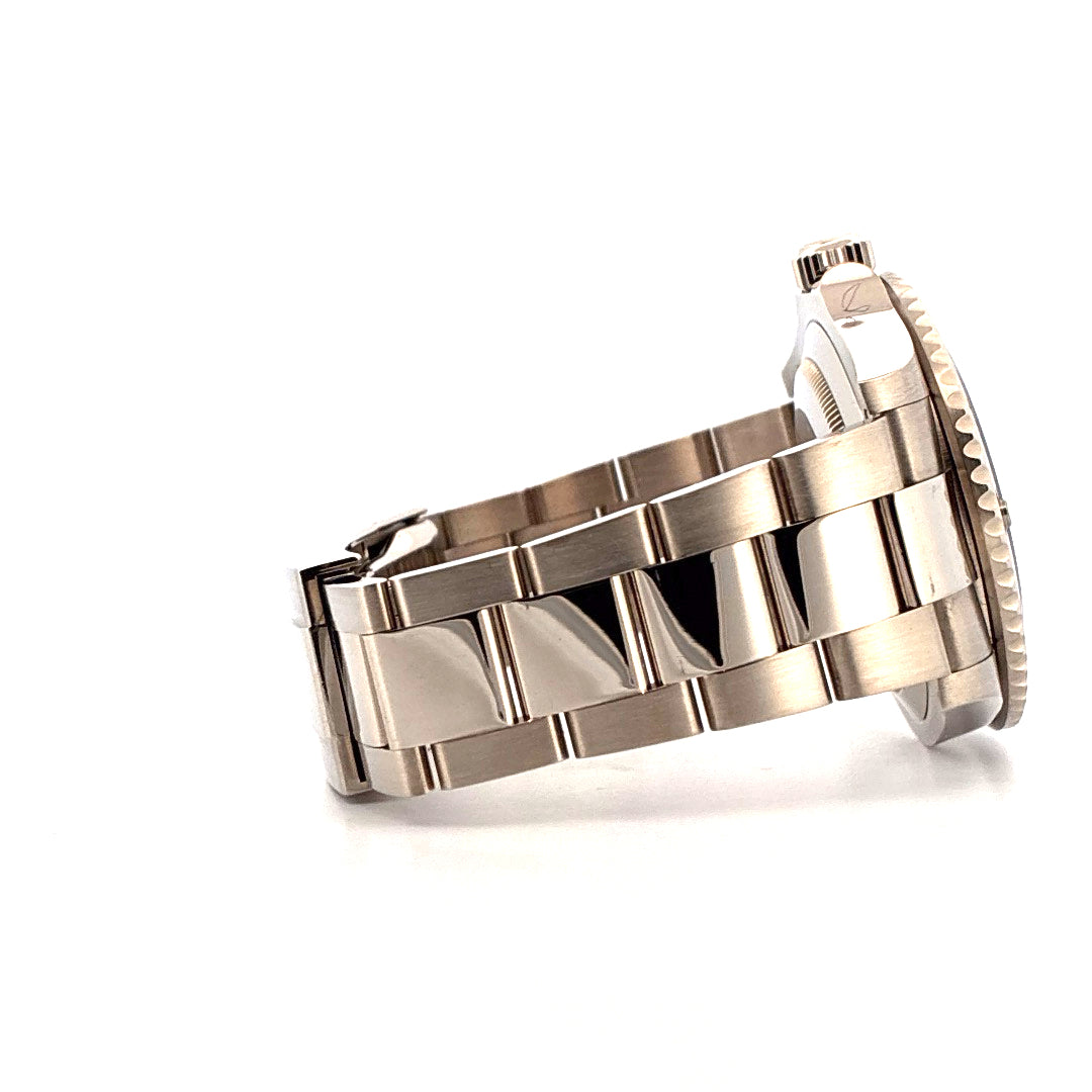 Rolex Submariner Date Weißgold von der Seite mit einem Edelstahlarmband