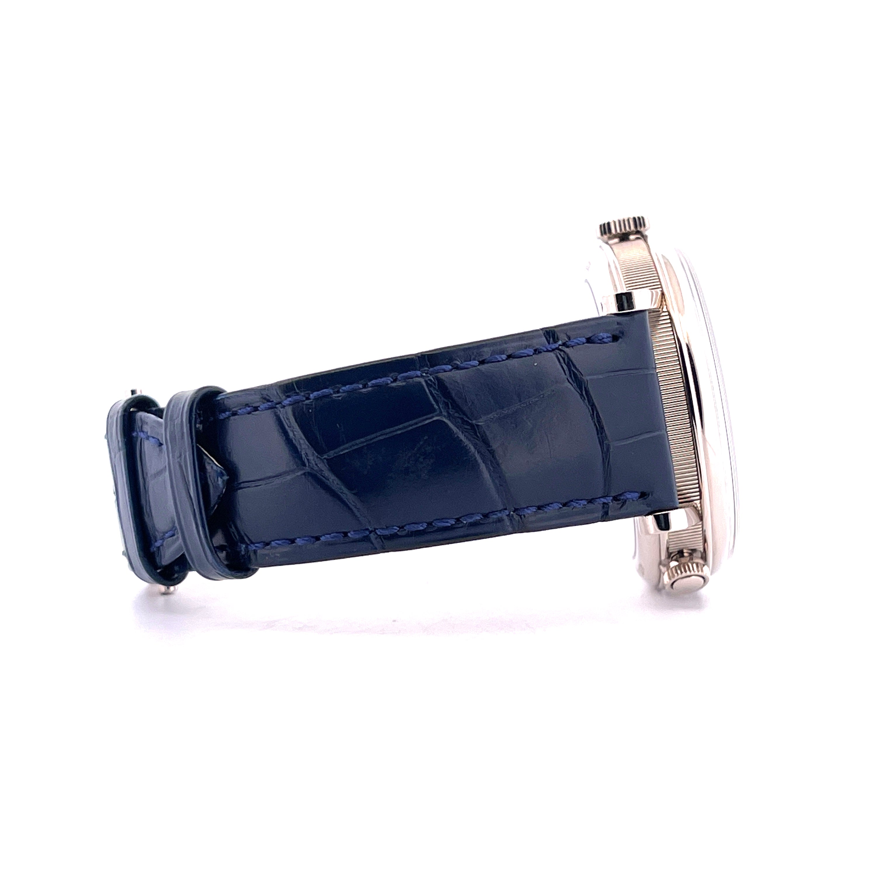 Breguet Tradition Quantieme Retrograde Automatik Weißgold mit blauem Krokolederarmband in Seitenansicht