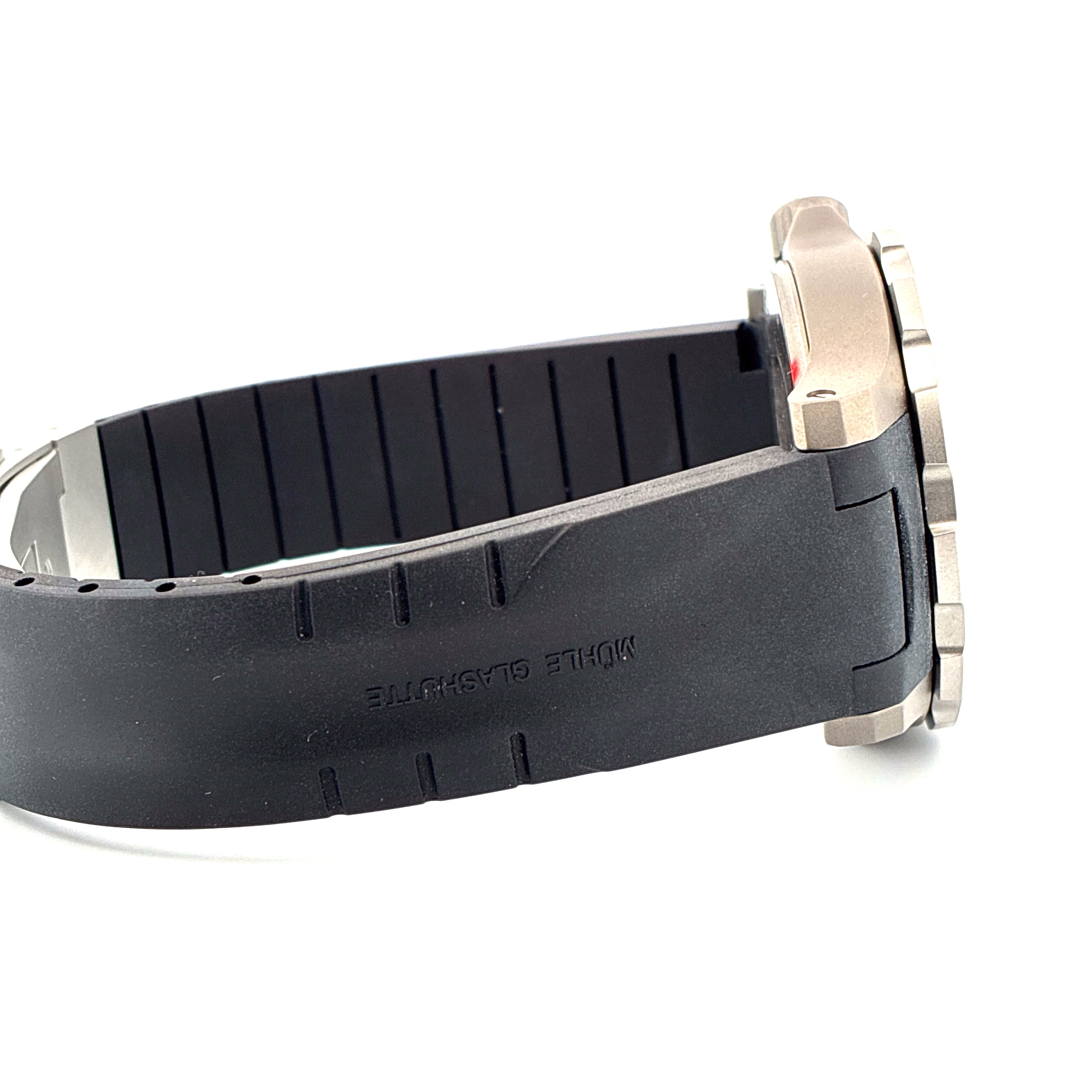 Seitenansicht Mühle Glashütte Seebataillon GMT mit schwarzem Kautschukband und Gehäuse aus Stahl