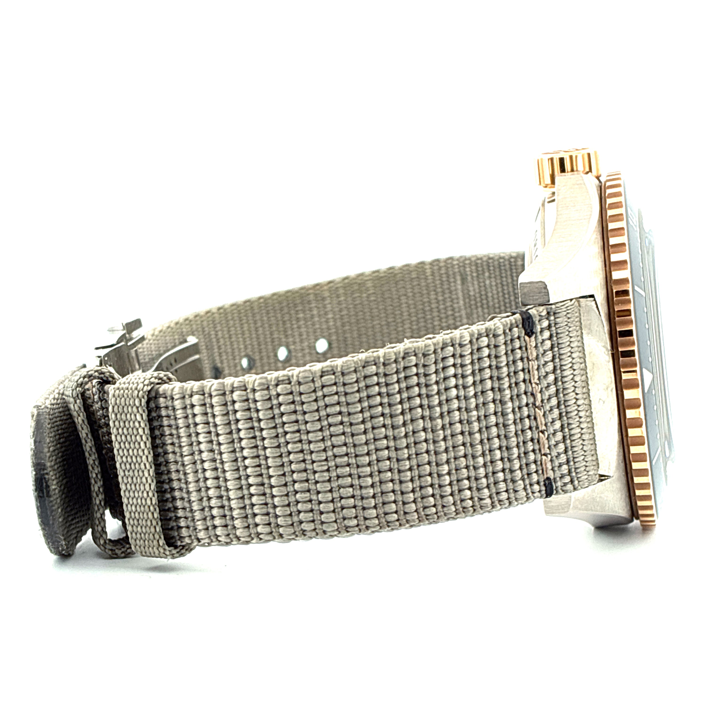 Seitenansicht einer Glashütte Original SeaQ Panoramadatum mit NATO-Armband und Goldlünette