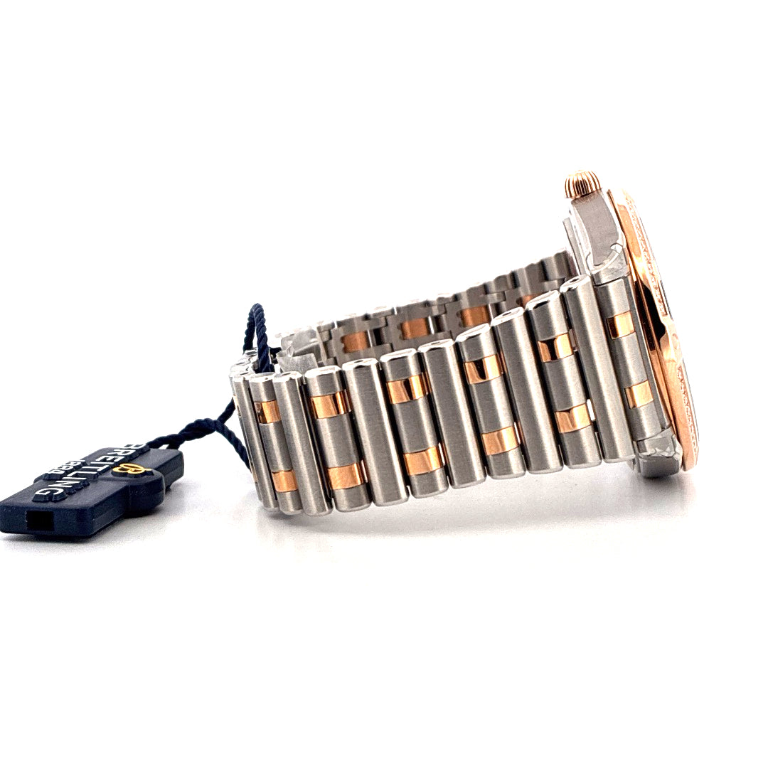 Seitenansicht der Breitling Chronomat Lady 36mm mit bicolor-Armband aus Stahl und Roségold, ein ungetragener Neuzustand