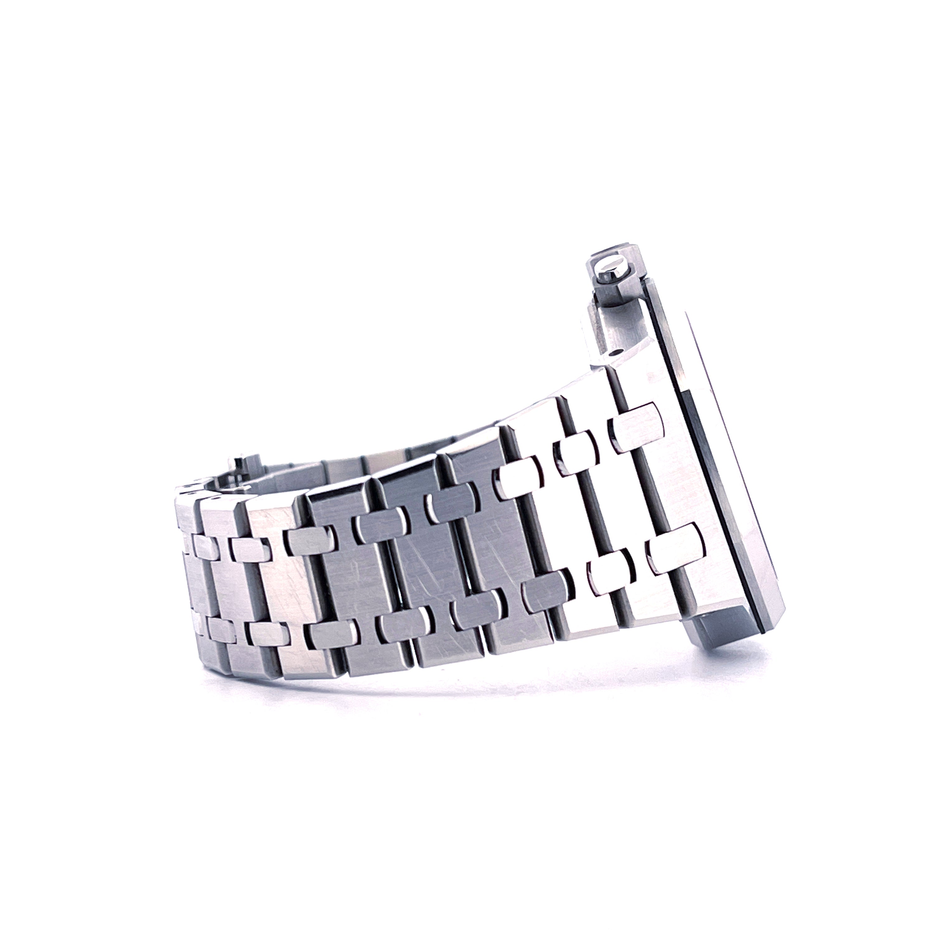 Audemars Piguet Royal Oak Stahl-Armband im Seitenprofil vor weißem Hintergrund