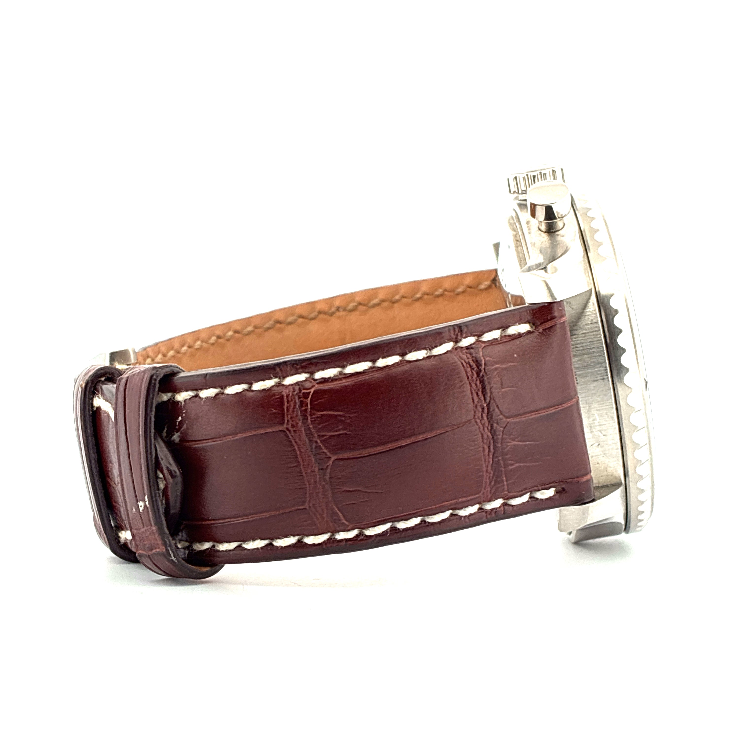 Breitling Navitimer 8 Chronograph Seitenansicht mit braunem Kroko-Lederarmband und weißer Naht