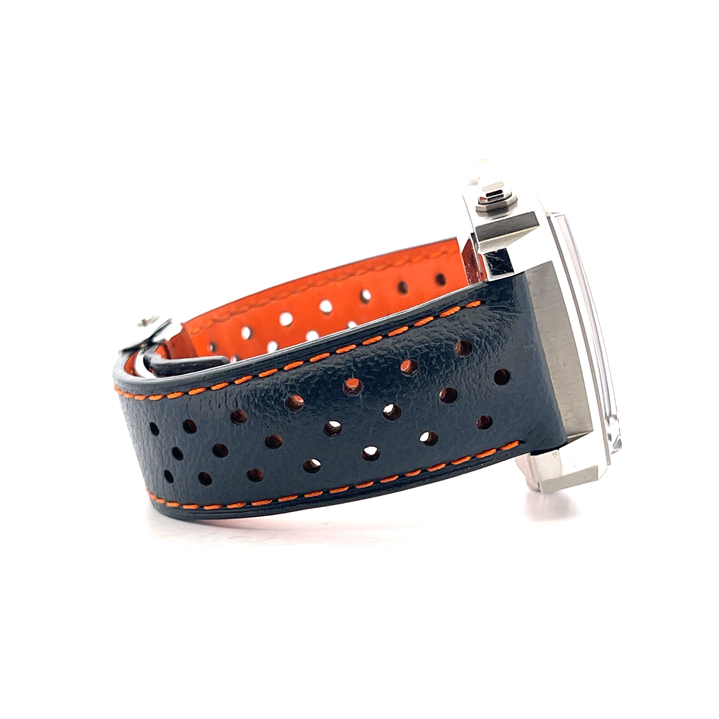 Seitenansicht der Tag Heuer Monaco Gulf mit blauem perforiertem Lederarmband und orangefarbenem Futter