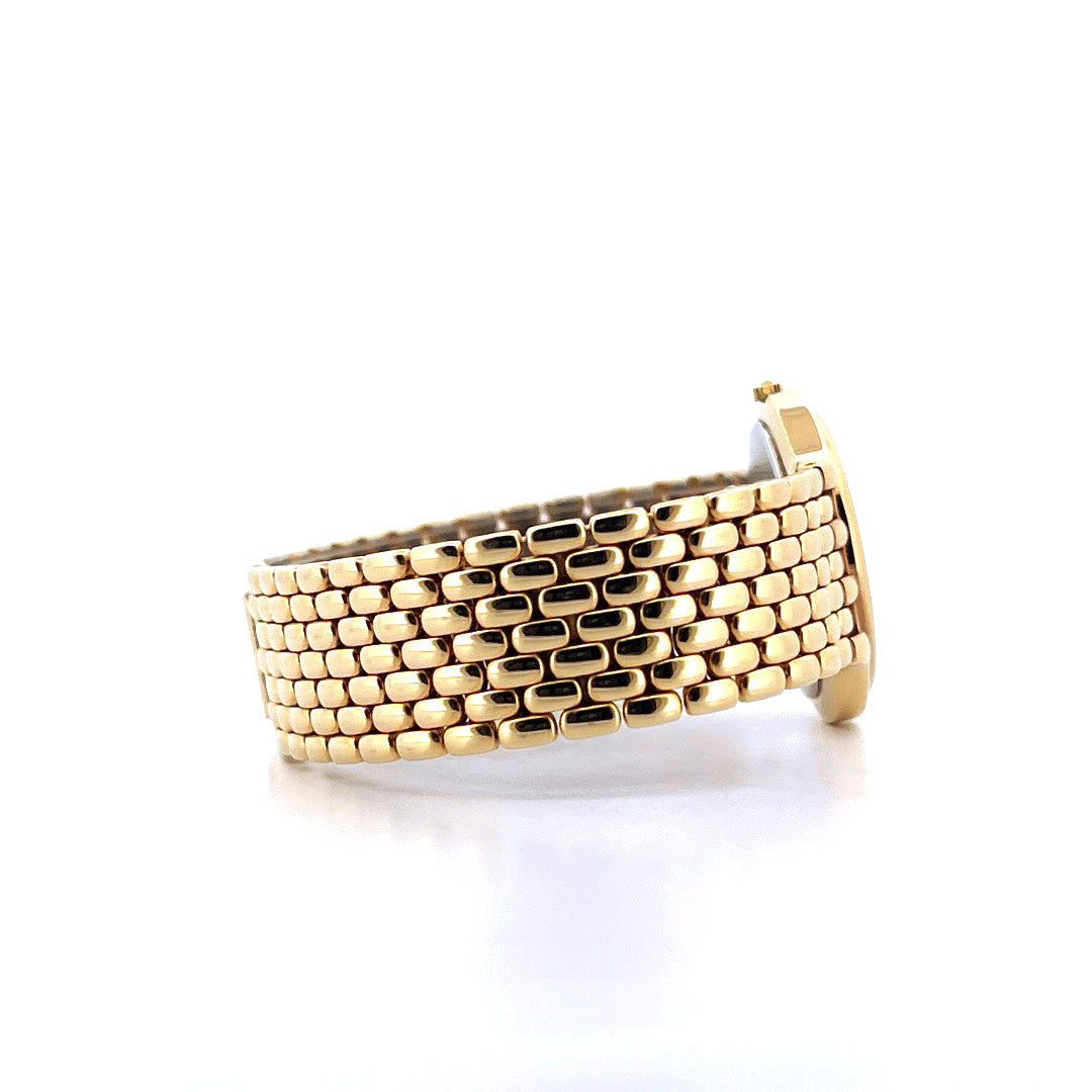 Seitenansicht eines Movado Certo Museum Armbanduhrs aus Gelbgold mit einem charakteristischen Gliederarmband vor weissem Hintergrund