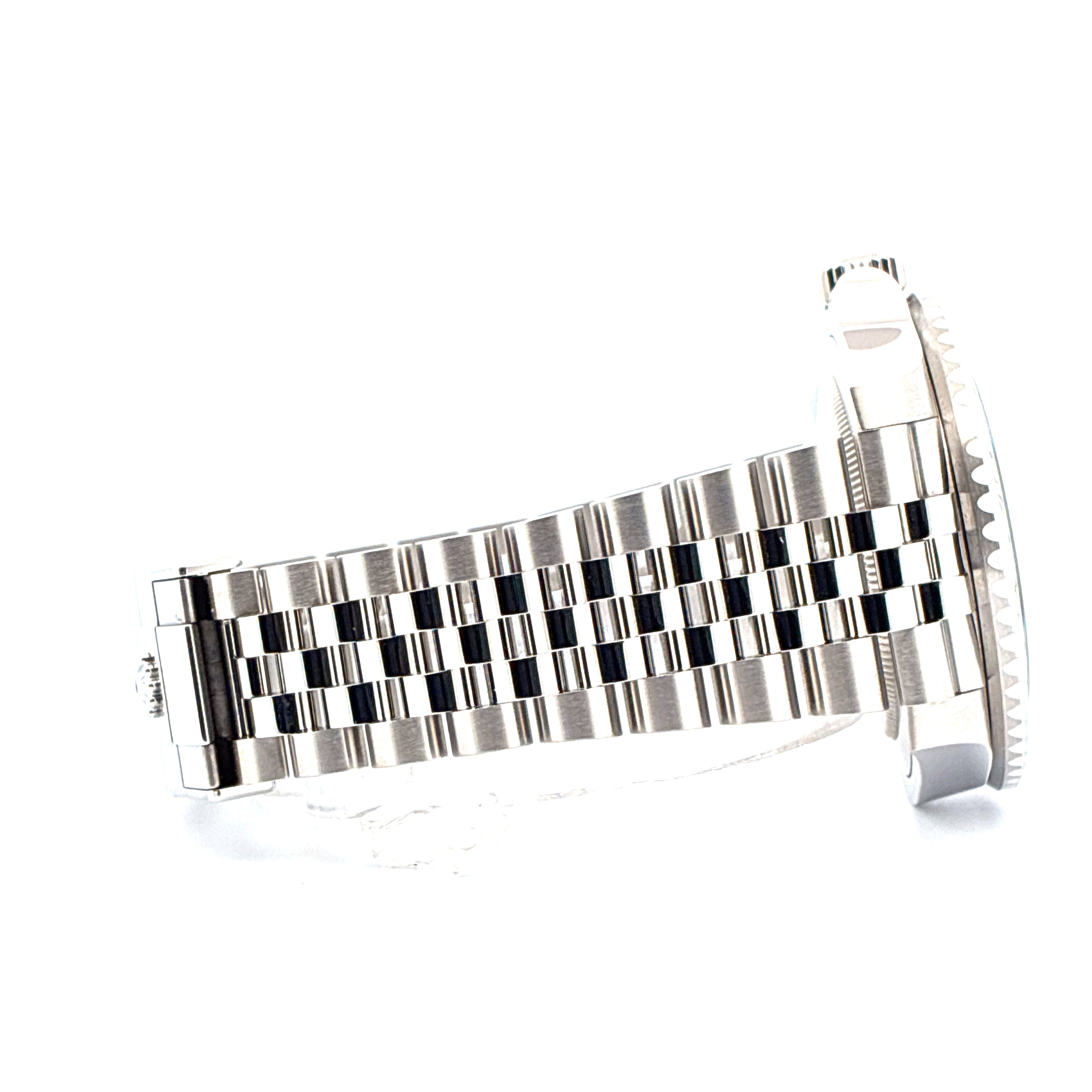 Rolex GMT-Master II Sprite mit Jubilee-Armband im Detailaufnahme von der Seite mit Fokus auf das Edelstahlarmband auf weiß…