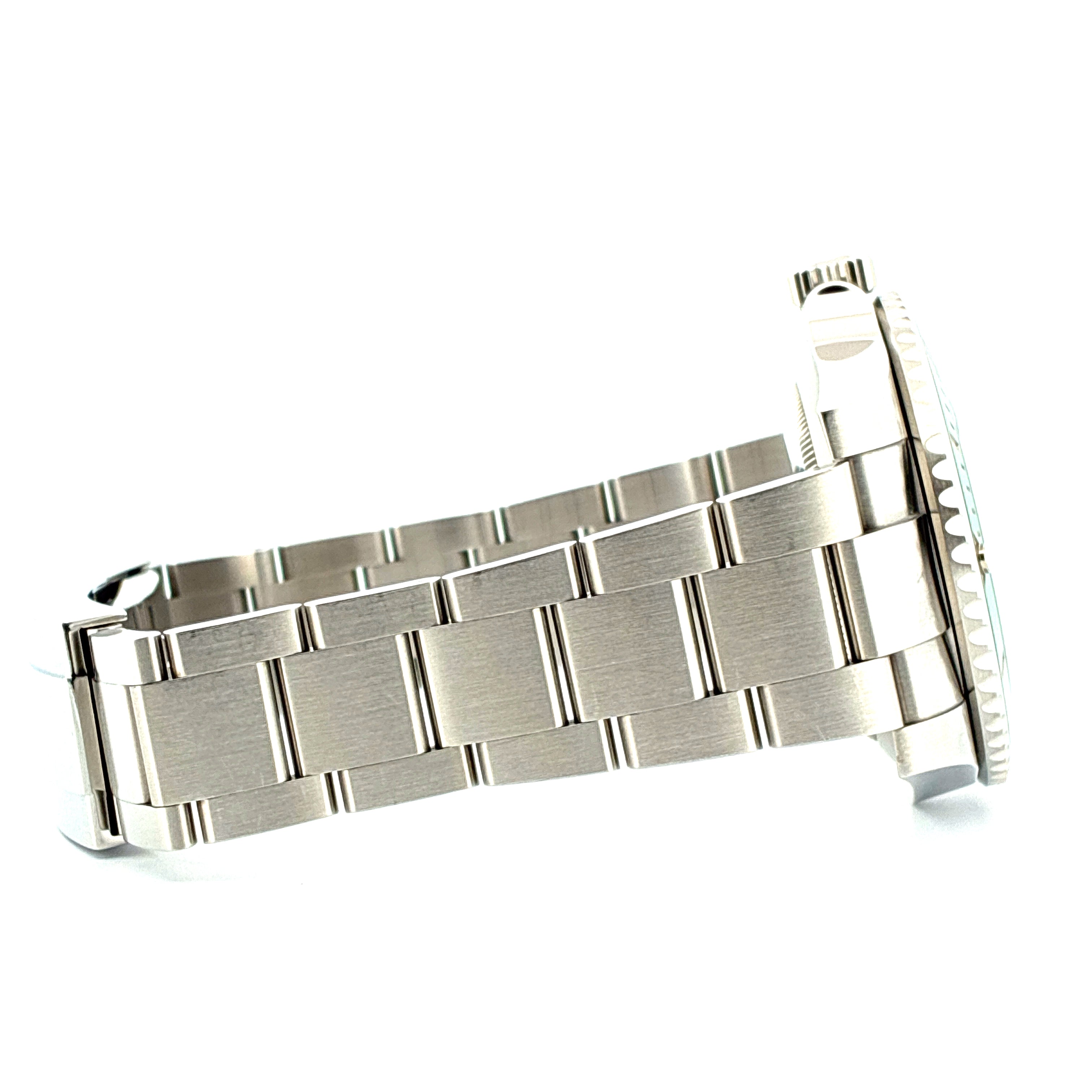 Rolex Submariner Date Hulk Stahlarmband in Seitenansicht auf weißem Hintergrund