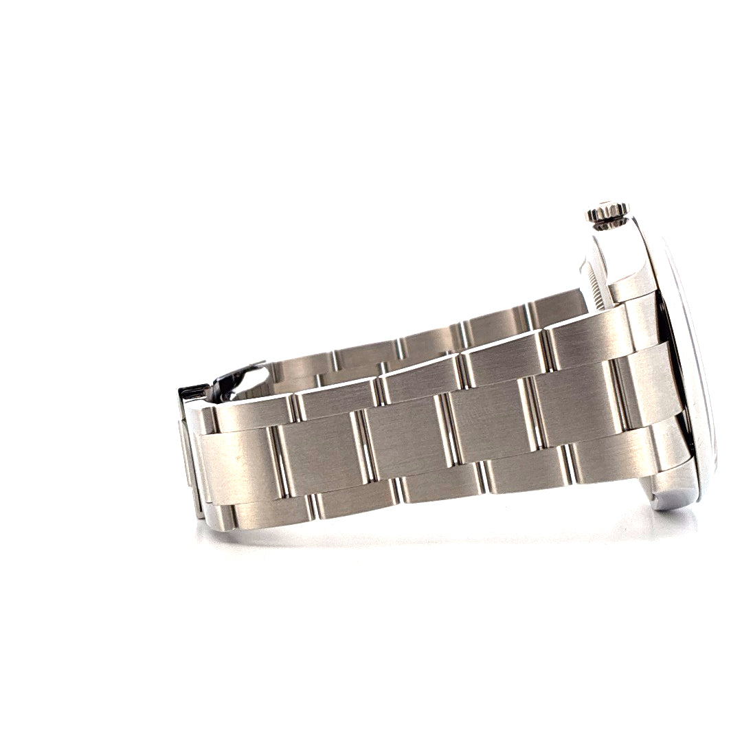 Rolex Oyster Perpetual 41 "Celebration" im Seitenprofil auf weißem Hintergrund