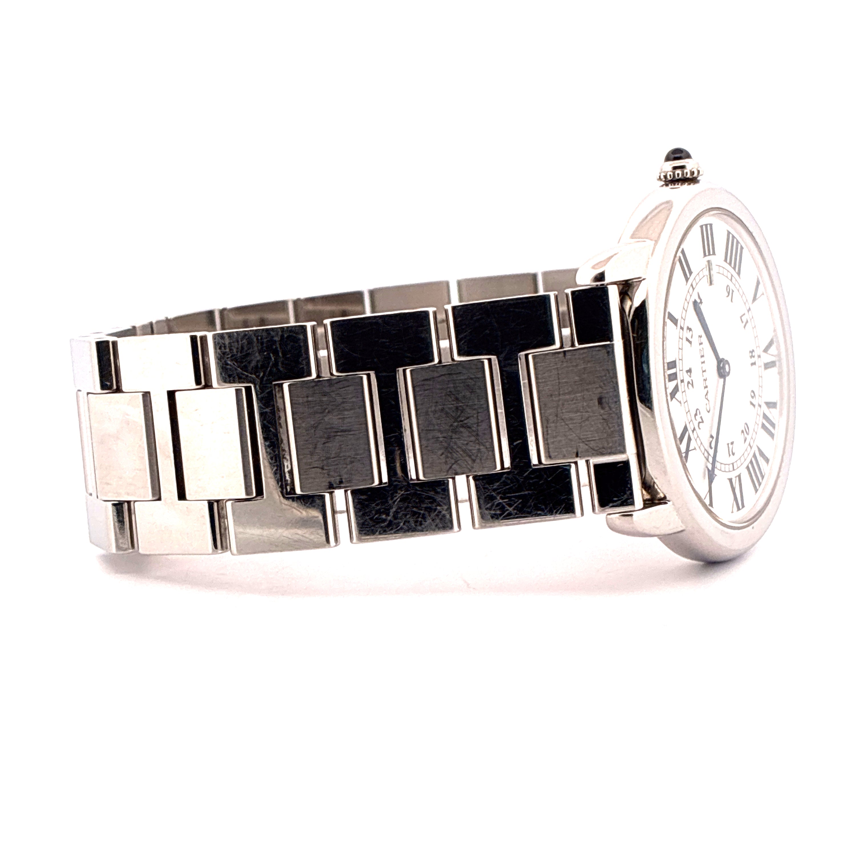 Seitenansicht einer Cartier Ronde Solo de Cartier aus Edelstahl mit römischen Ziffern auf weißem Zifferblatt