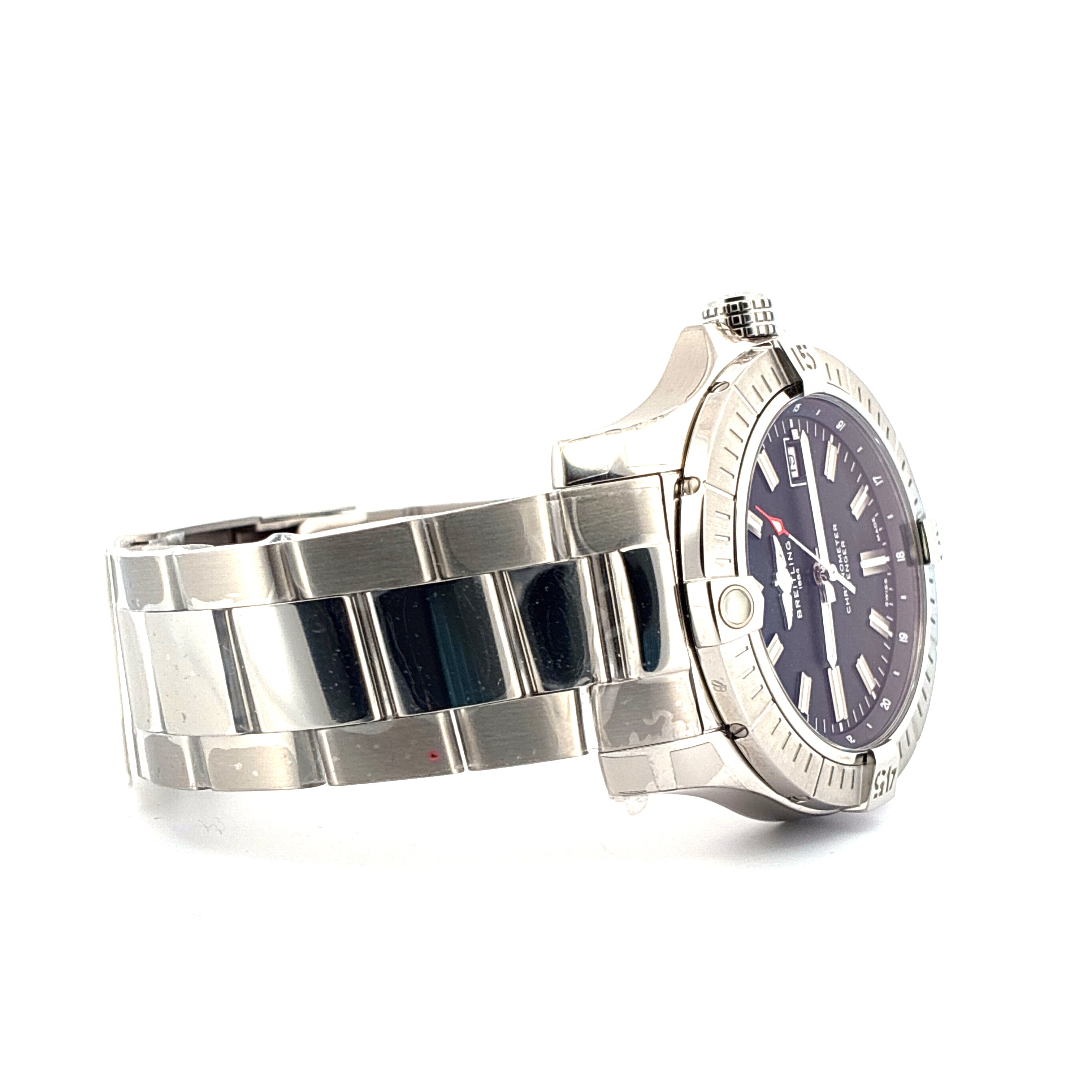 Breitling Avenger Automatic 43 Seitenansicht mit blauem Zifferblatt und Stahlarmband