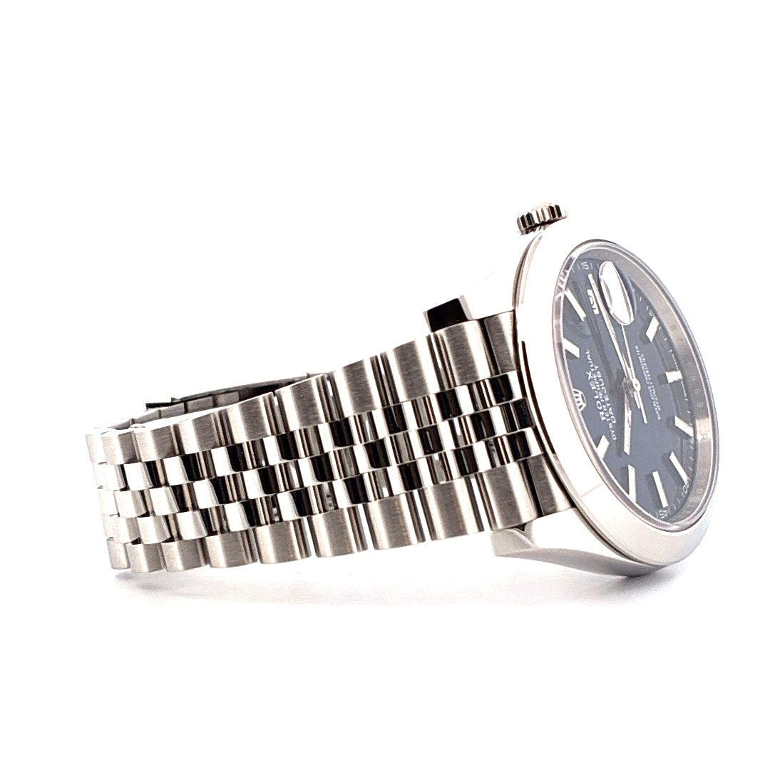 Rolex Datejust 41 mit blauem Zifferblatt und Stahlarmband von der Seite aufgenommen auf weißem Hintergrund