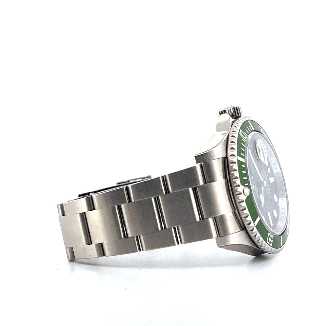 Rolex Kermit Submariner von der Seite, stählernes Armband, grüne Lünette, dunkles Zifferblatt