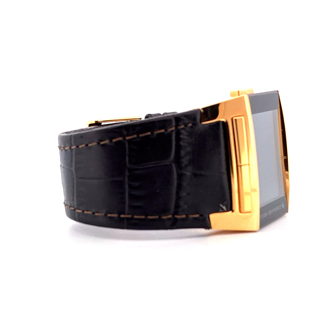 Junghans Mega 1000 Funkuhr mit schwarzem Kroko-Armband und goldenem Gehäuse Seitenansicht