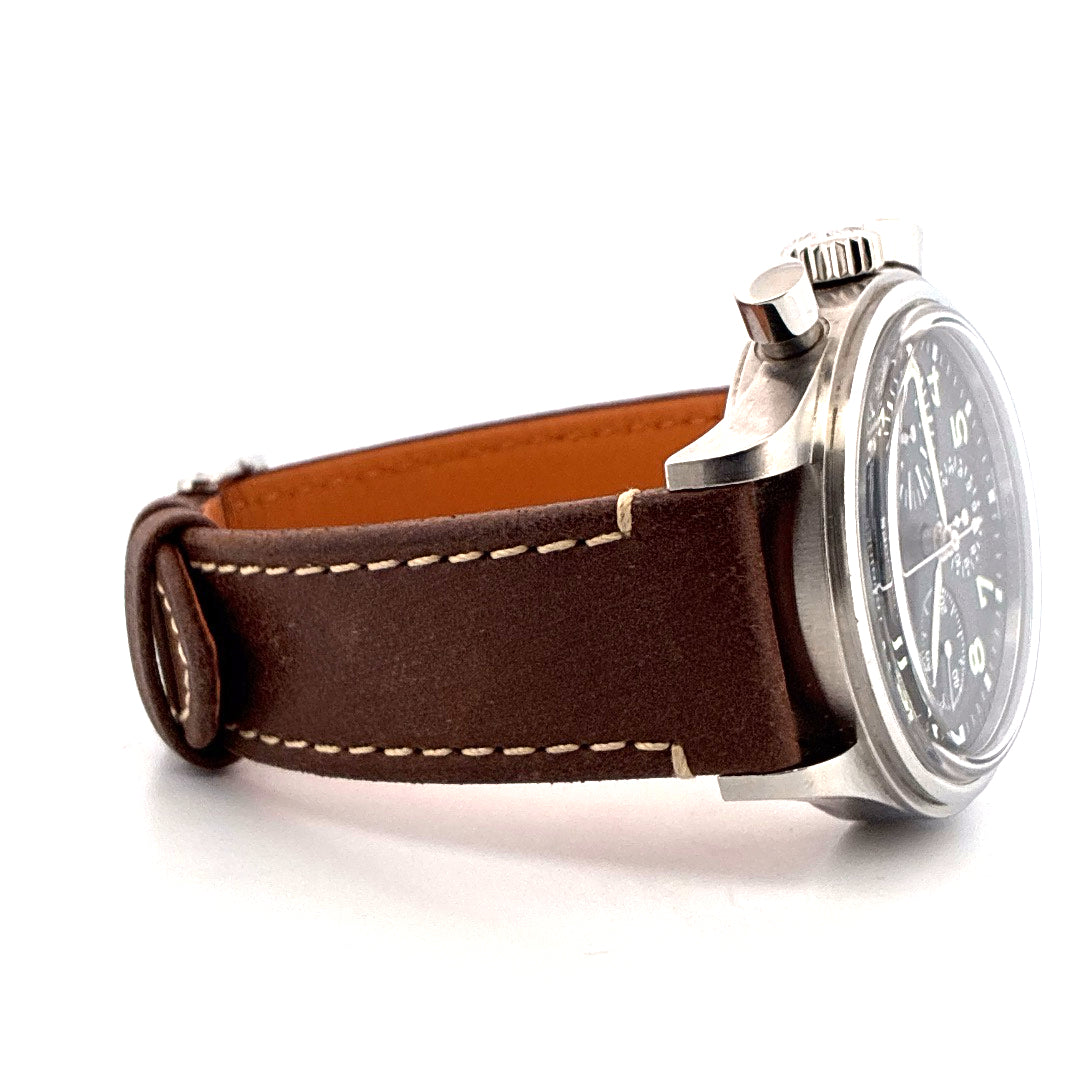 Longines Avigation Bigeye im Profil mit braunem Lederarmband und Edelstahlgehäuse auf weißem Hintergrund