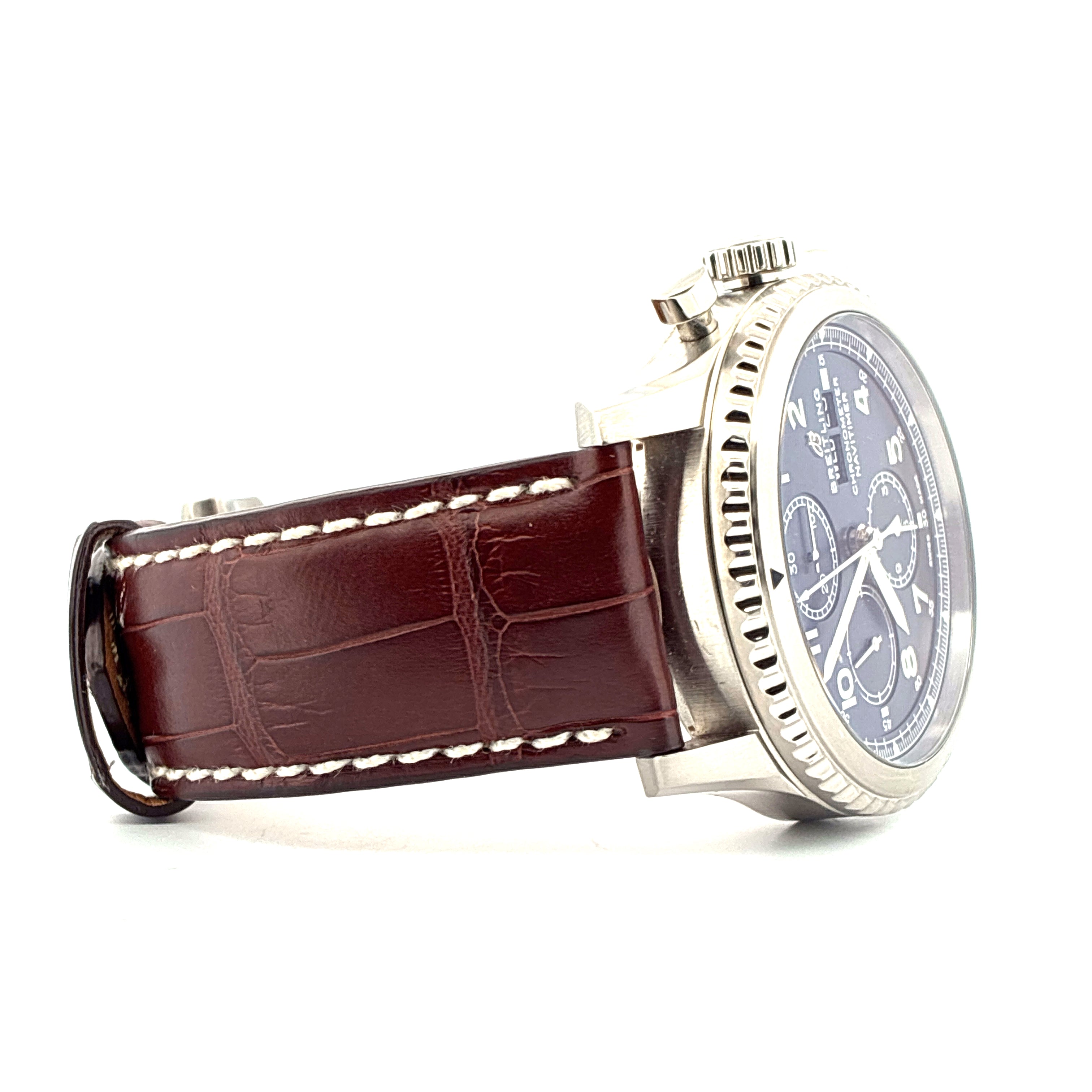 Seitenansicht einer Breitling Navitimer 8 Chronograph mit blauem Zifferblatt und braunem Krokodillederarmband