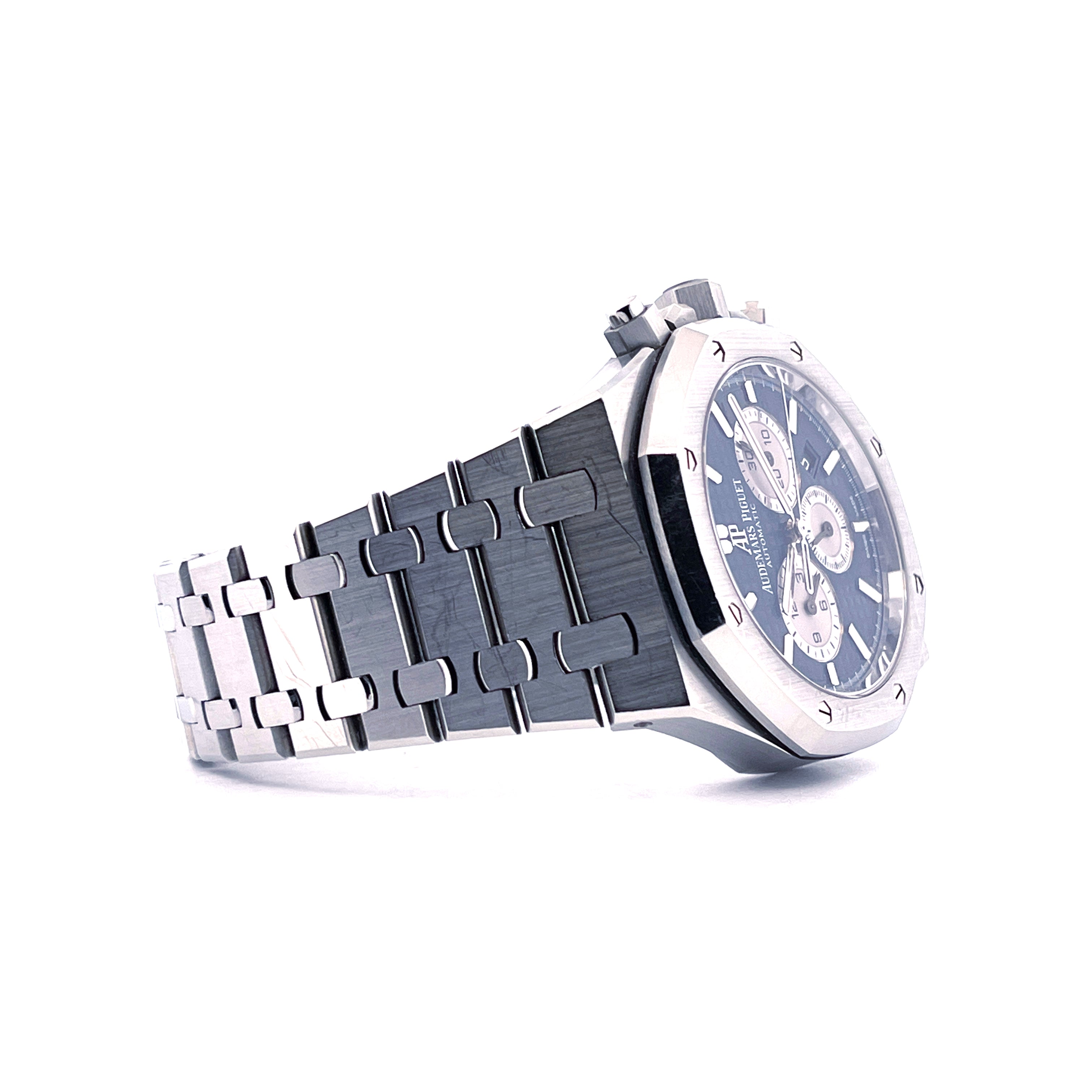 Audemars Piguet Royal Oak Chronograph mit blauem Zifferblatt und Stahlarmband aus der Seitenansicht