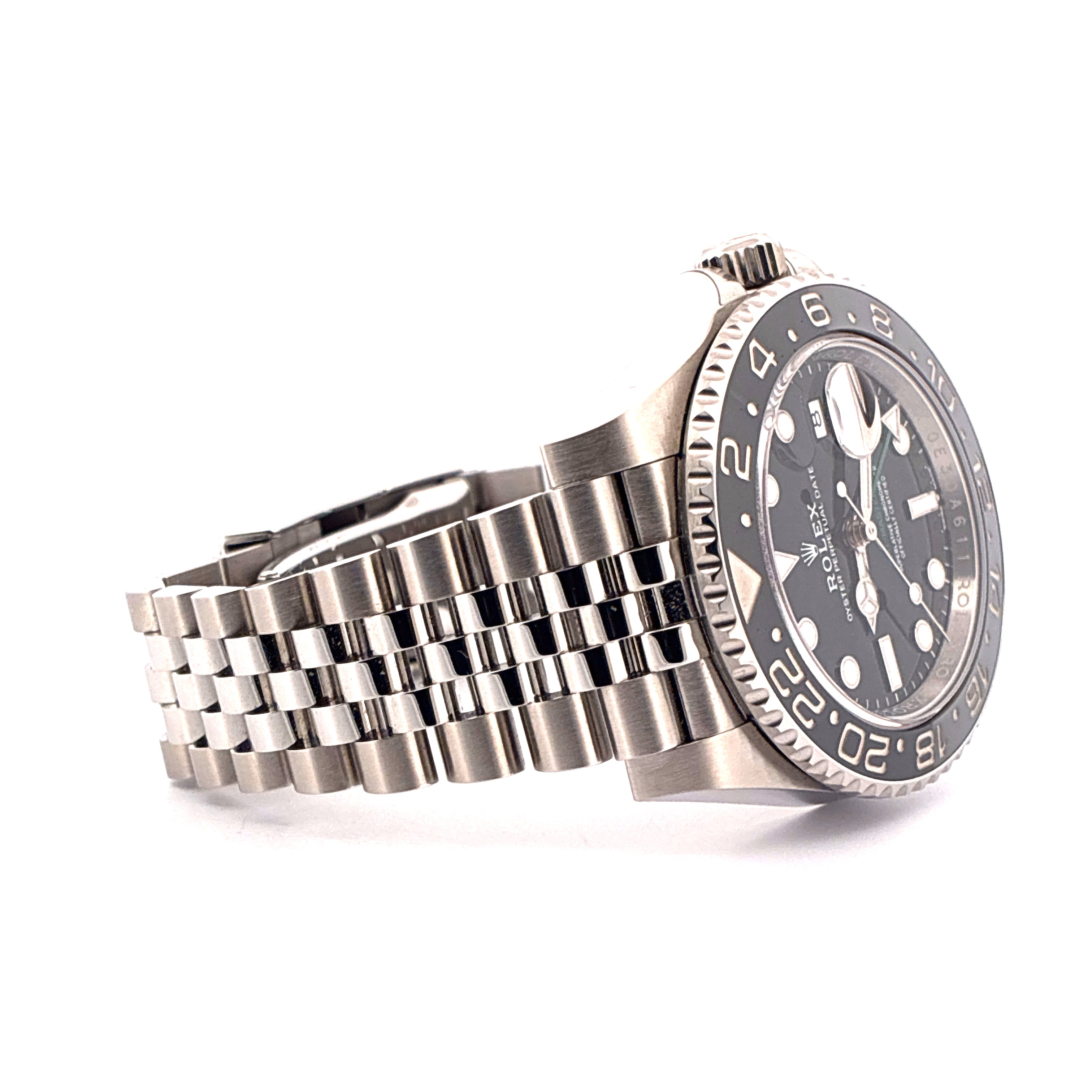 Rolex GMT-Master II Jubilee Edelstahl seitliche Ansicht mit schwarzem Zifferblatt