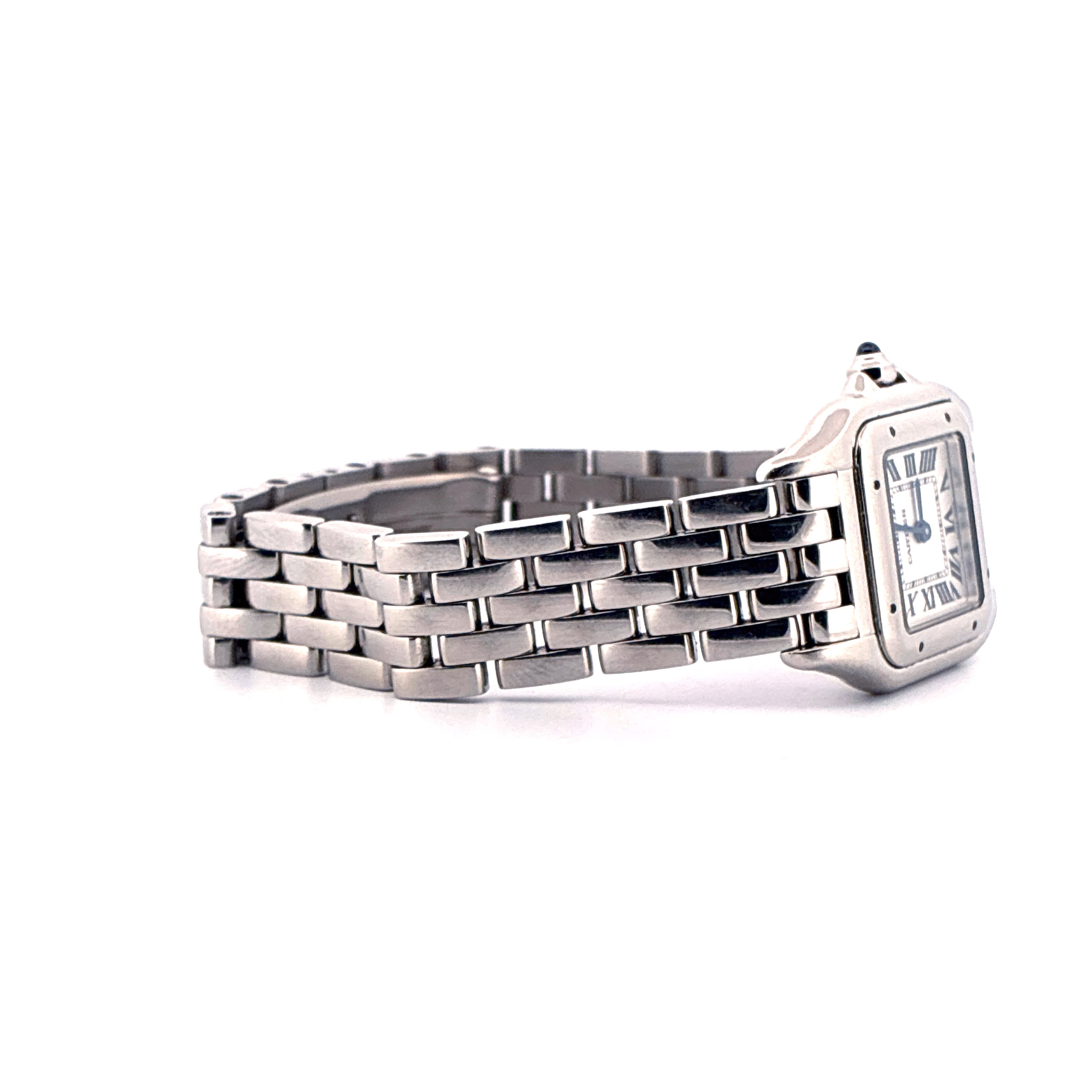 Seitenansicht einer Cartier Panthère Uhr aus Edelstahl mit weißem Zifferblatt und silbernem Gliederarmband