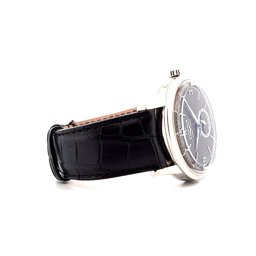 Vulcain 50s Presidents Moonphase neu, Seitenansicht mit schwarzem Kroko-Lederarmband und silbernem Gehäuse