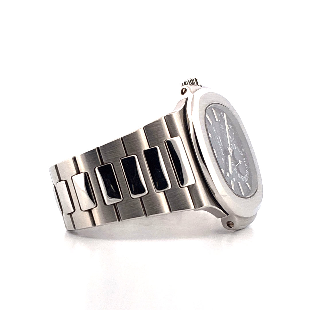 Patek Philippe Nautilus 5712/1A-001 Edelstahl mit dunklem Zifferblatt von der Seite betrachtet