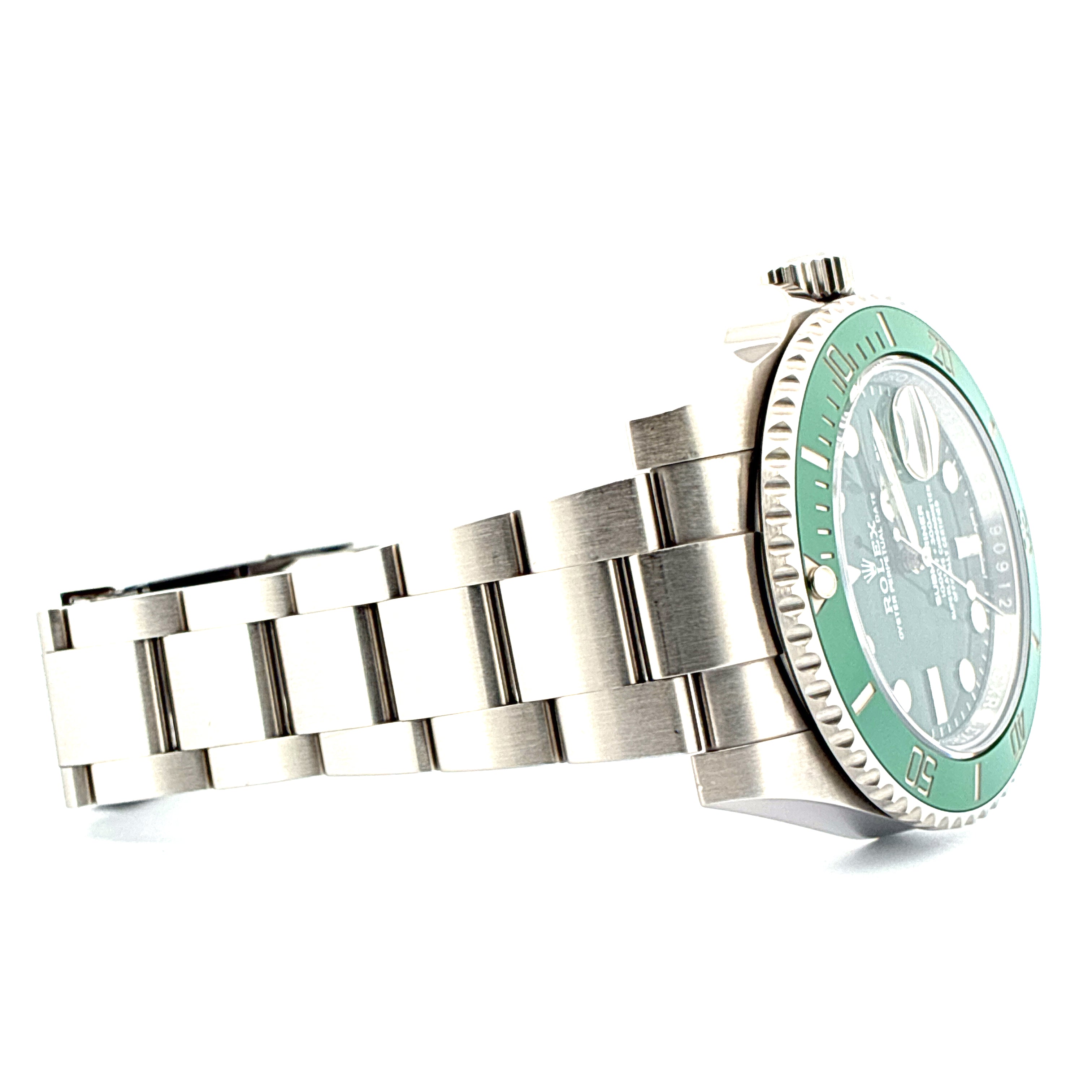 Rolex Submariner Date Hulk im Profil auf weißem Hintergrund, Edelstahlarmband und grüne Lünette
