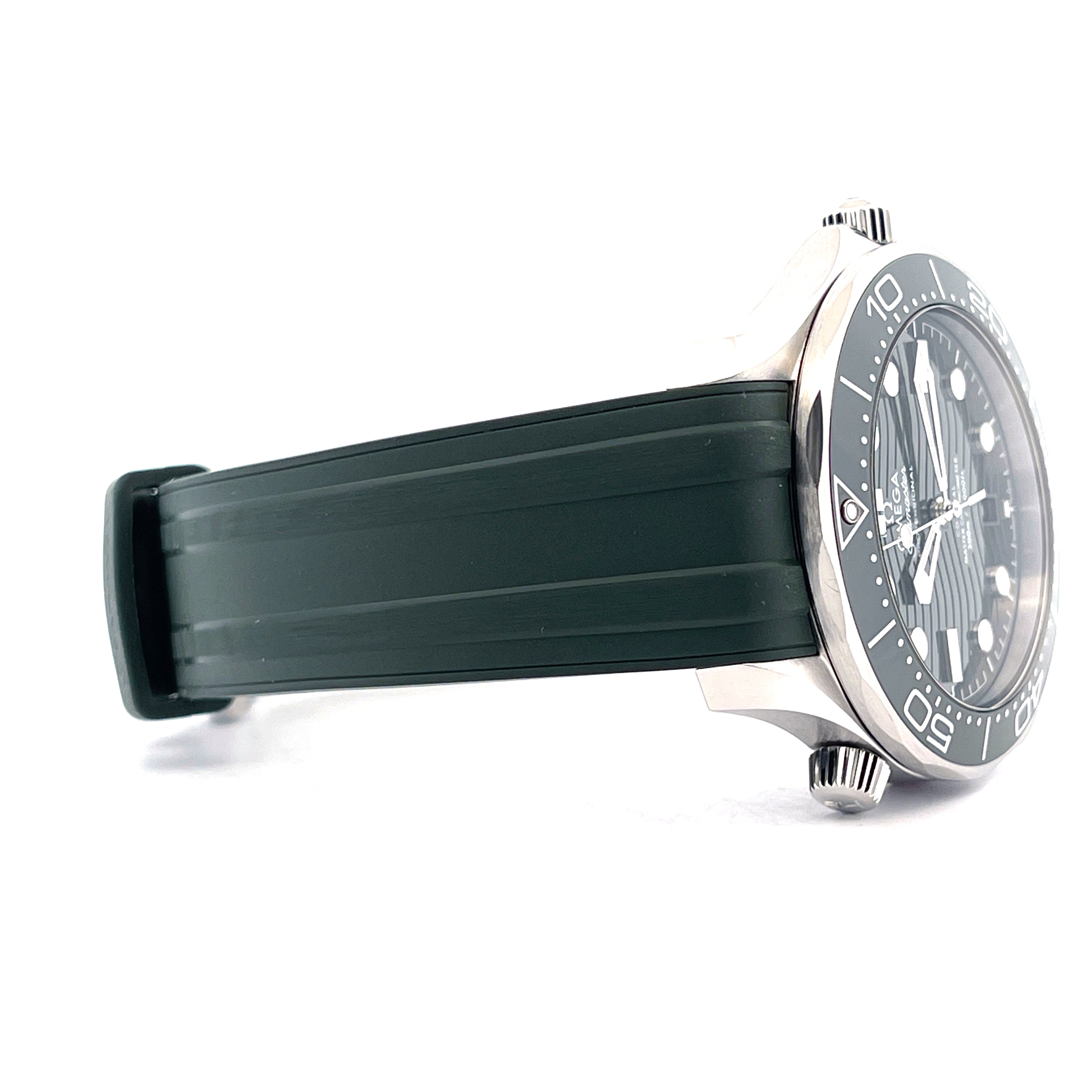 Seamaster Diver 300 M Master Chronometer DIVER 300 / Green Dial / Rubber / Box and Paper / Germany / perfect Condition / Dec. 2025
