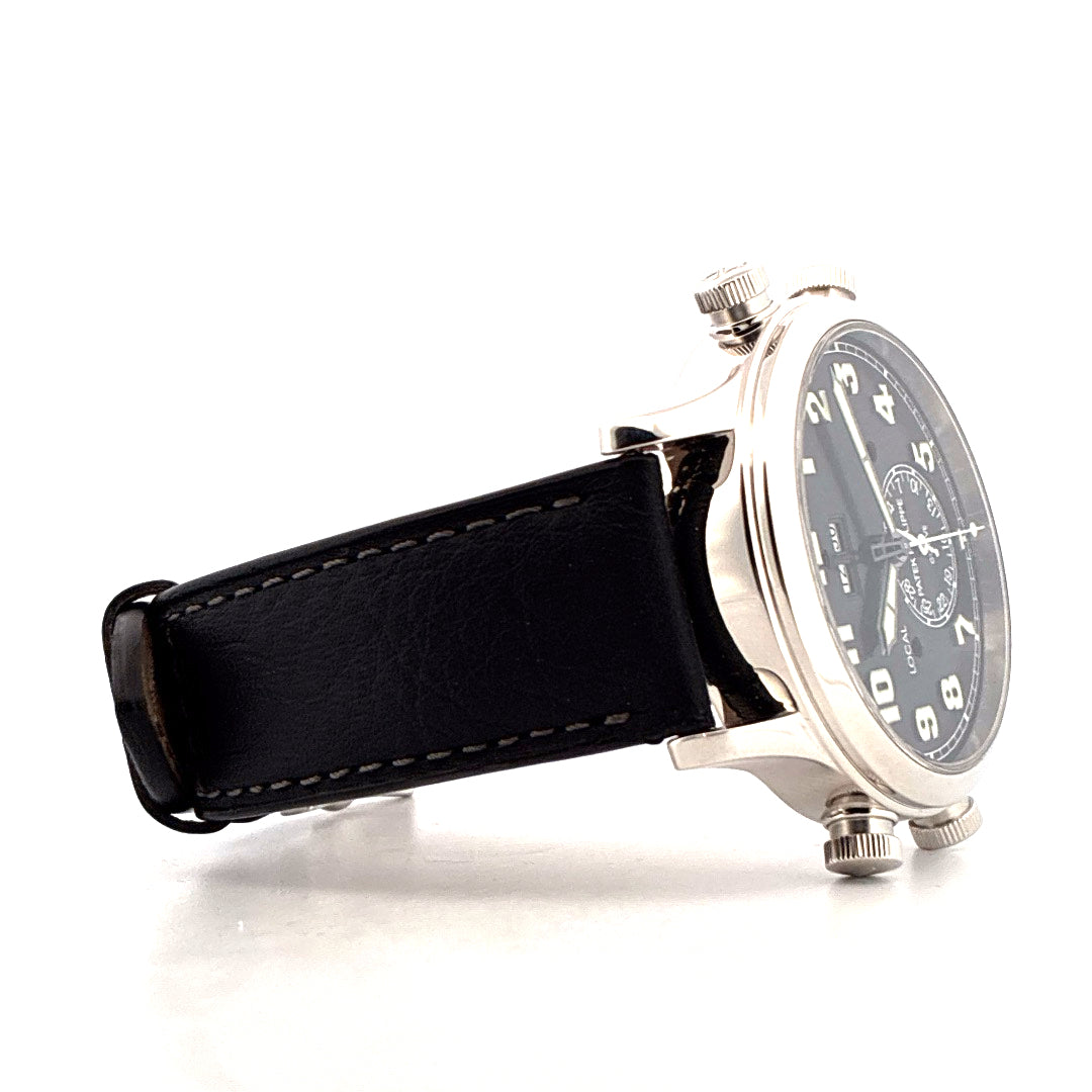Patek Philippe Grandes Complications Alarm Travel Uhr mit schwarzem Lederarmband und silbernem Gehäuse vor weissem Hintergrund