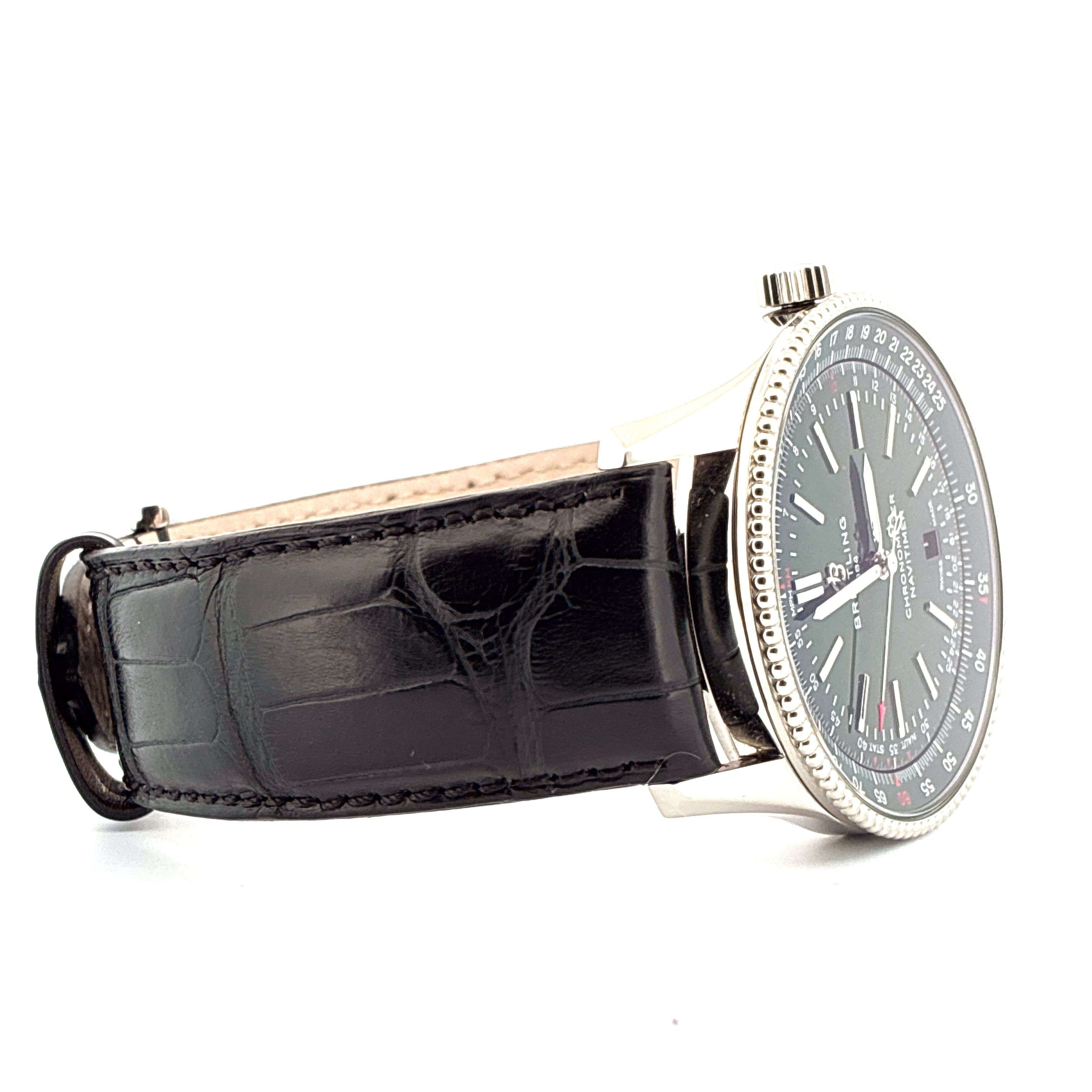 Seitenansicht einer Breitling Navitimer Automatic 41 mit schwarzem Krokodillederarmband und silbernem Gehäuse auf weissem Hintergrund