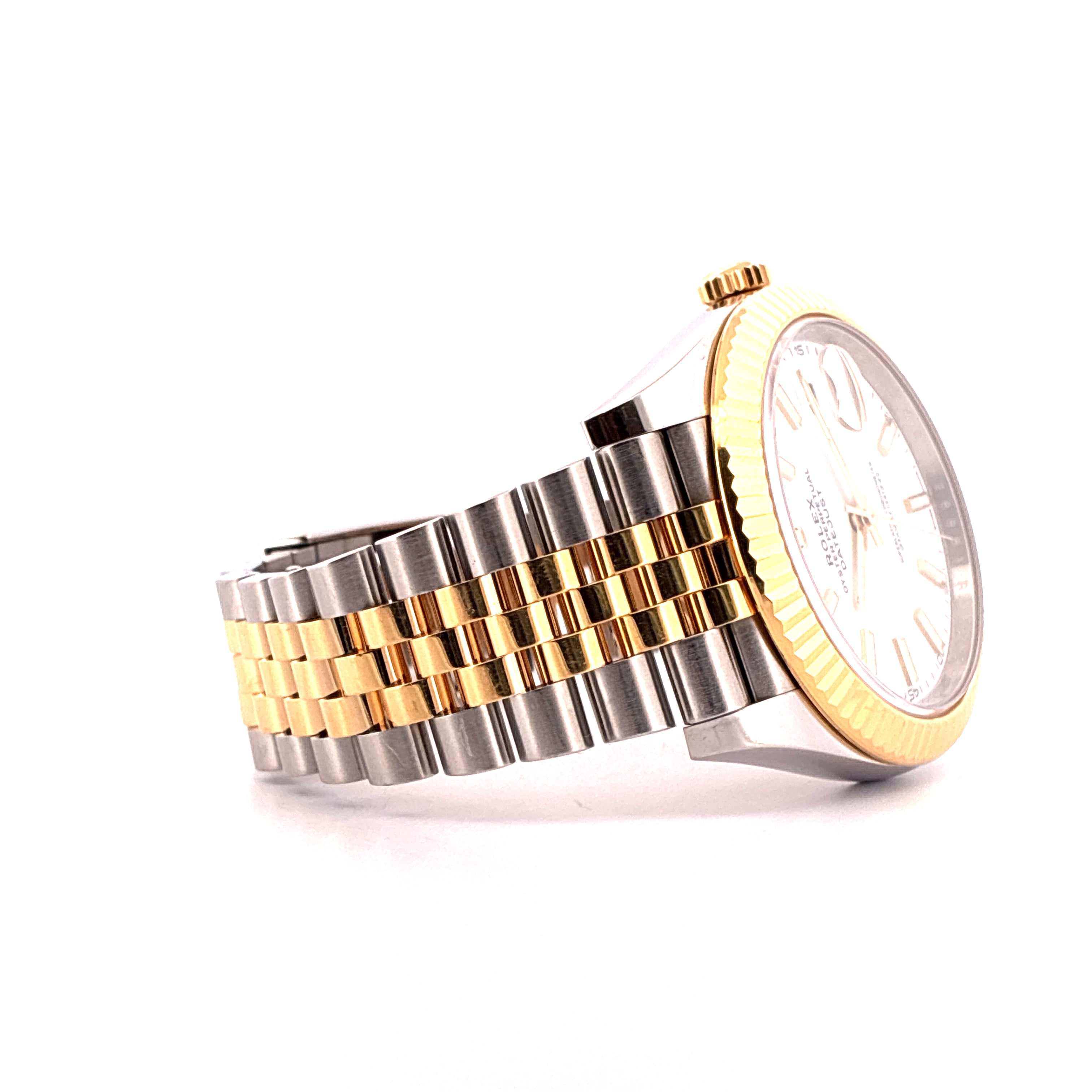 Rolex Datejust 41 Bicolor Uhr mit goldenem Zifferblatt und Jubilé-Armband von der Seite auf weissem Hintergrund