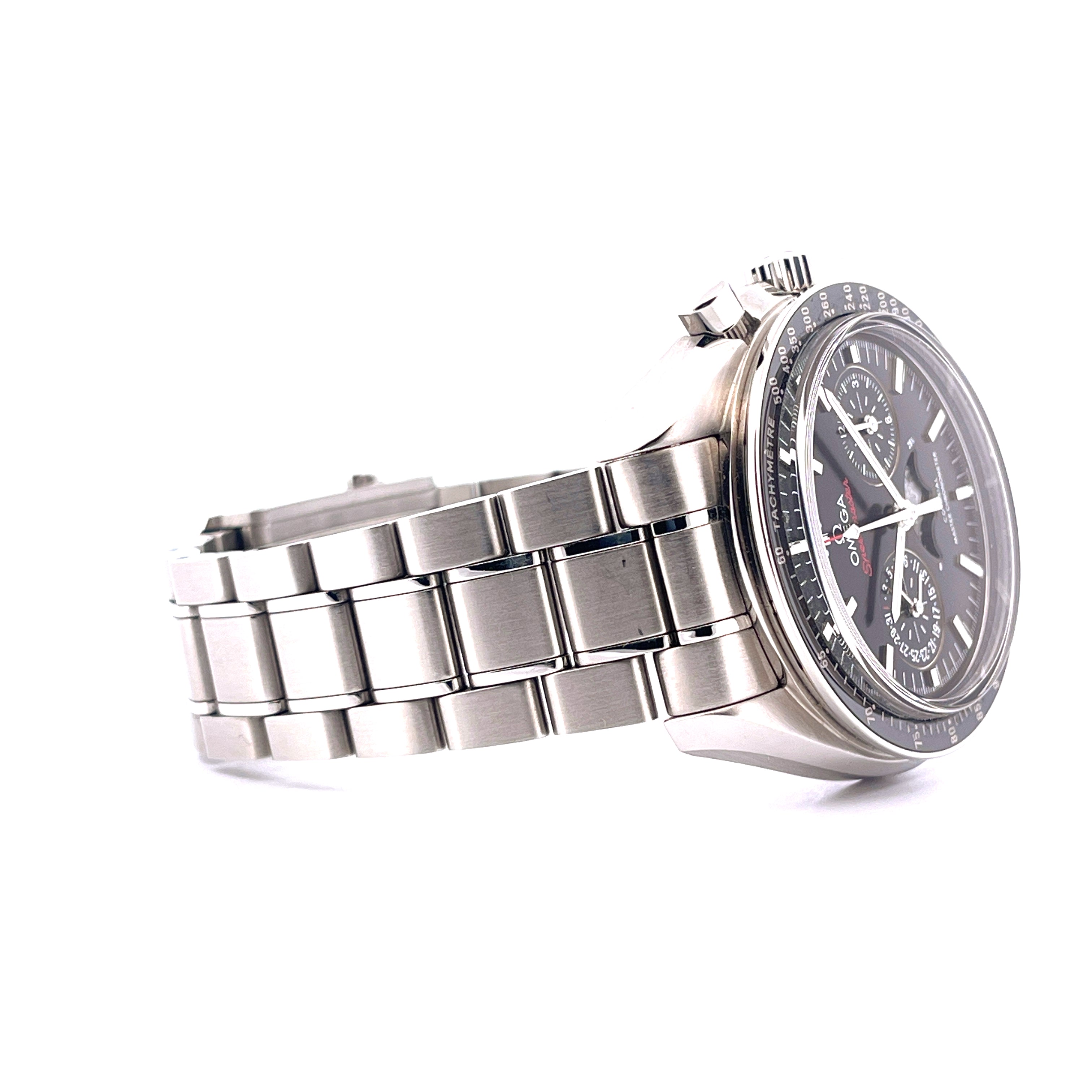 Omega Speedmaster Moonwatch Moonphase 44,25 Automatic Stahl auf der Seite mit schwarzem Zifferblatt