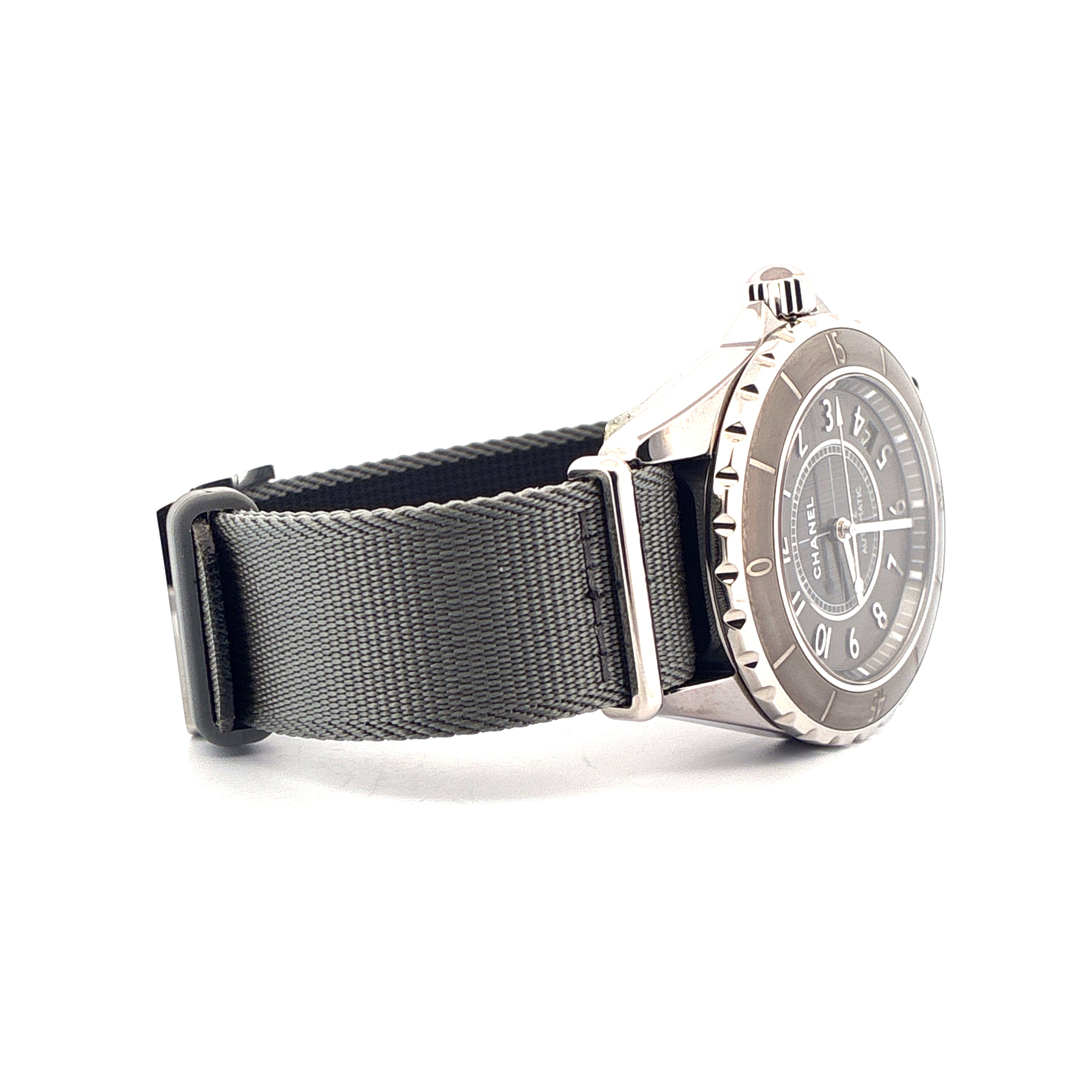 Chanel J12-g10 Armbanduhr im Seitenprofil mit grauem Stoffarmband und Keramikgehäuse