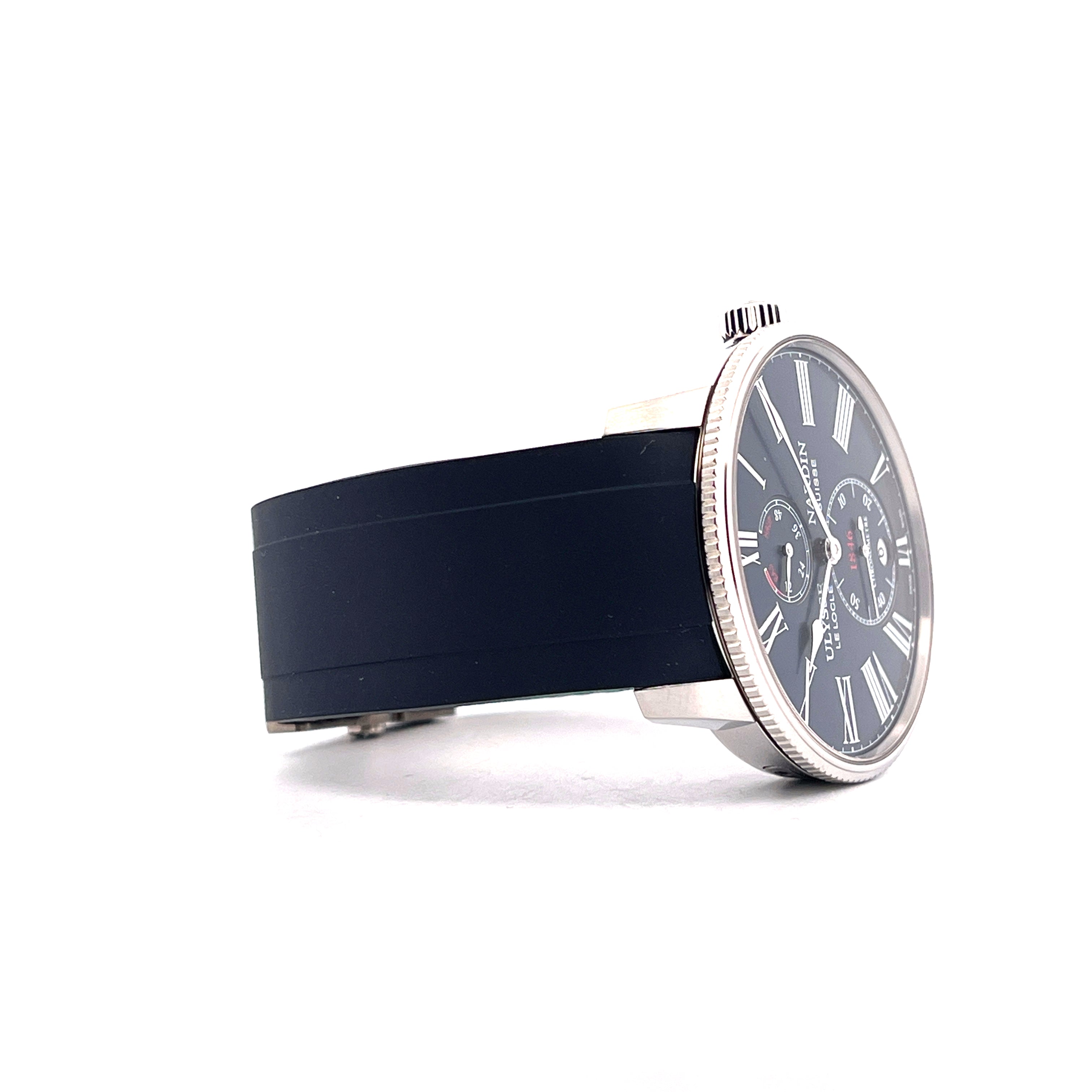 Seitenansicht einer Ulysse Nardin Marine Torpilleur Uhr mit schwarzem Kautschukarmband und dunkelblauem Zifferblatt auf we…