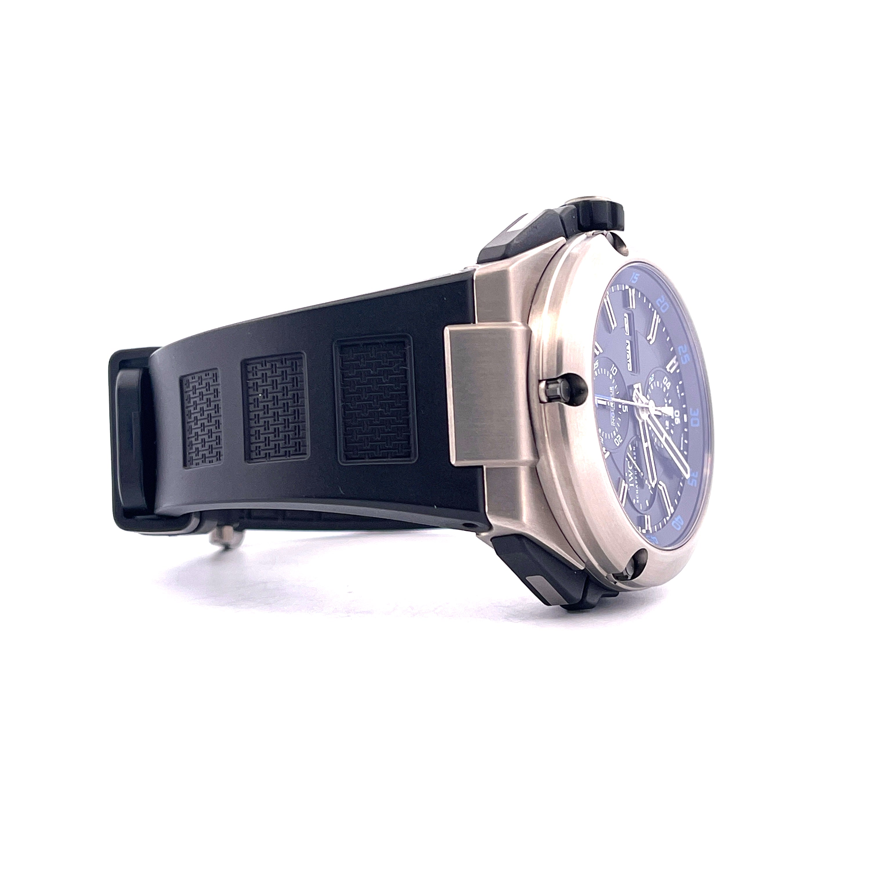 IWC Ingenieur Double Chronograph Titan mit blauem Zifferblatt und Kautschukband in Seitenansicht
