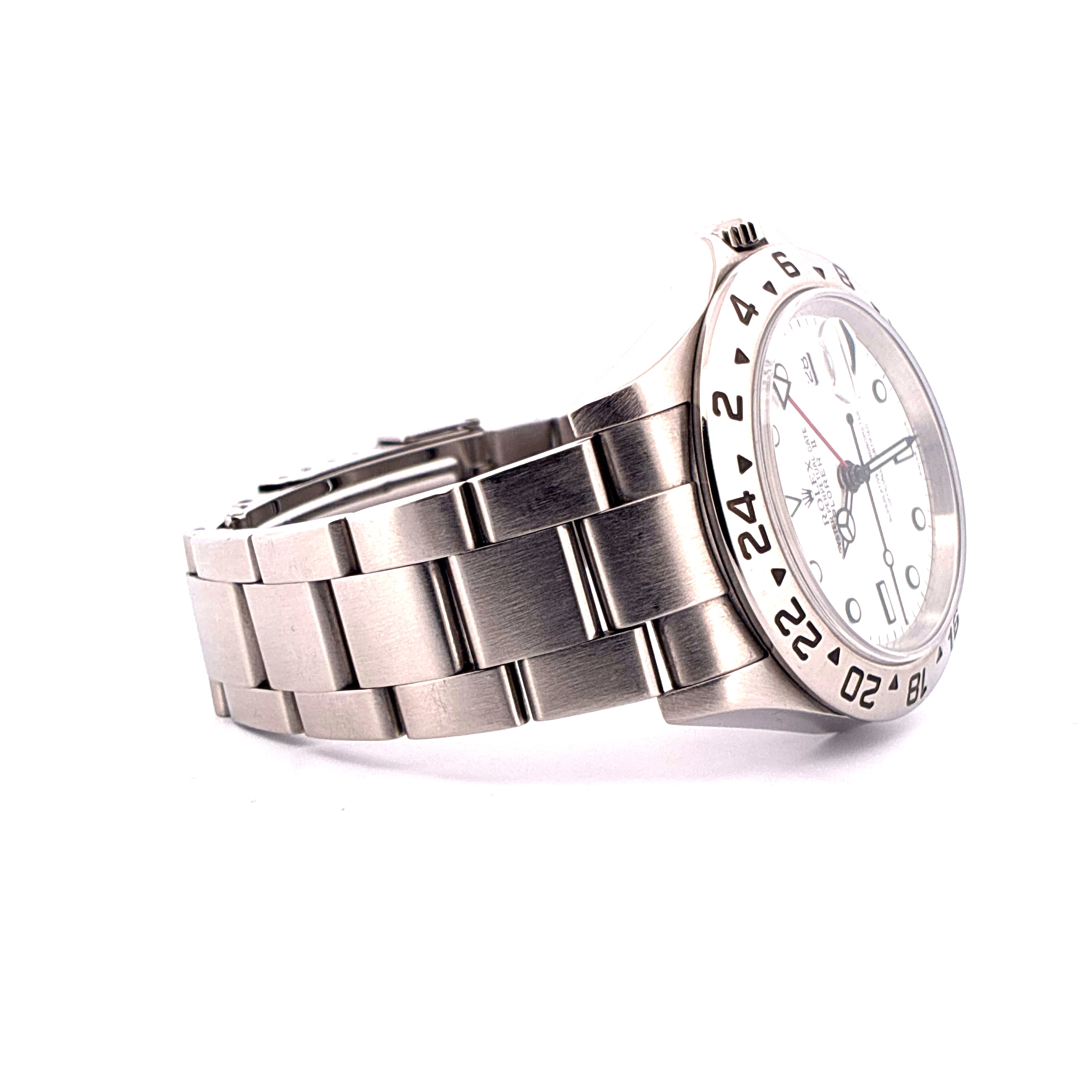 Rolex Explorer II mit weißem Zifferblatt im Seitenprofil, Stahlarmband und Lunette mit 24-Stunden-Anzeige