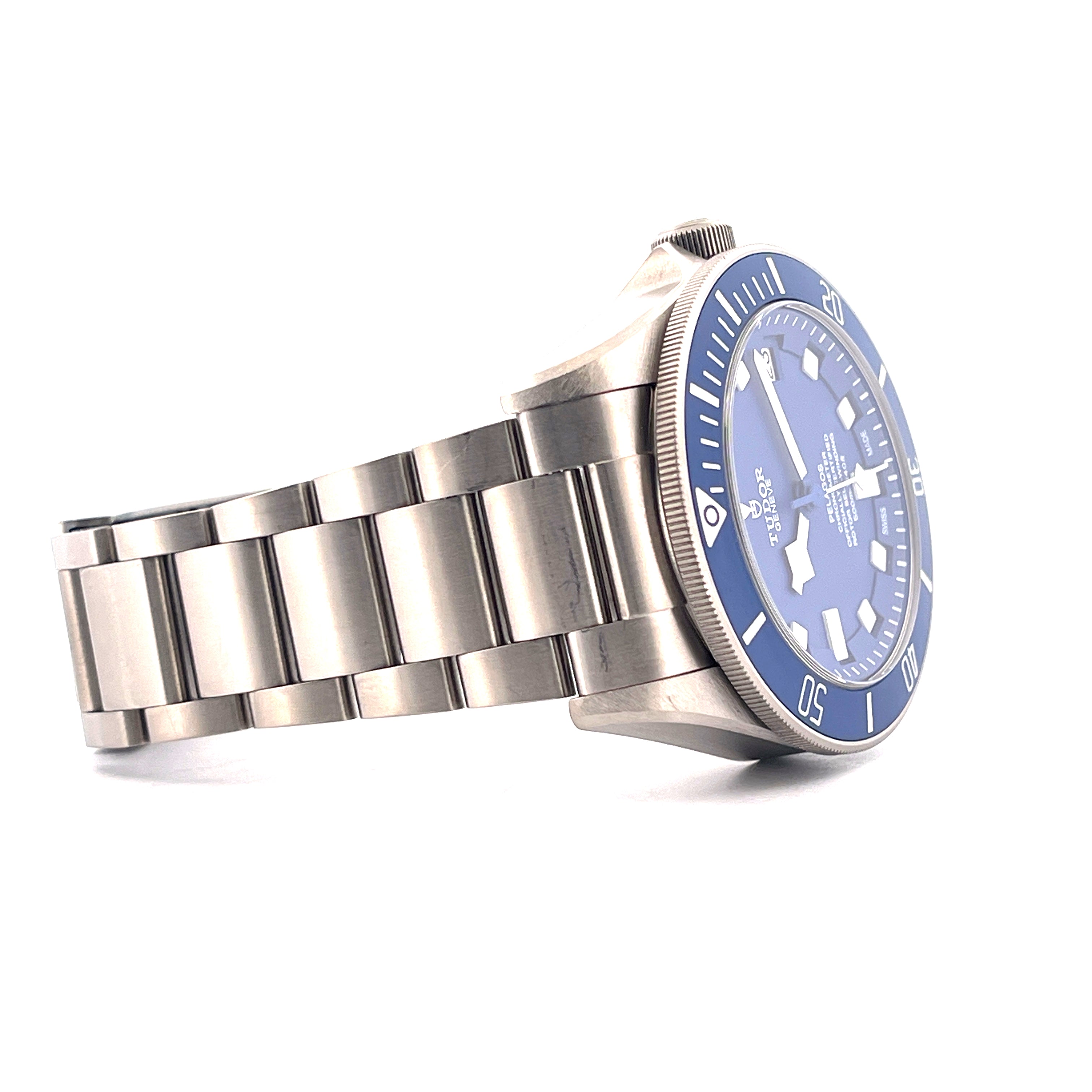 Tudor Pelagos Titan mit blauem Zifferblatt und Armband aus Titan Seitenansicht