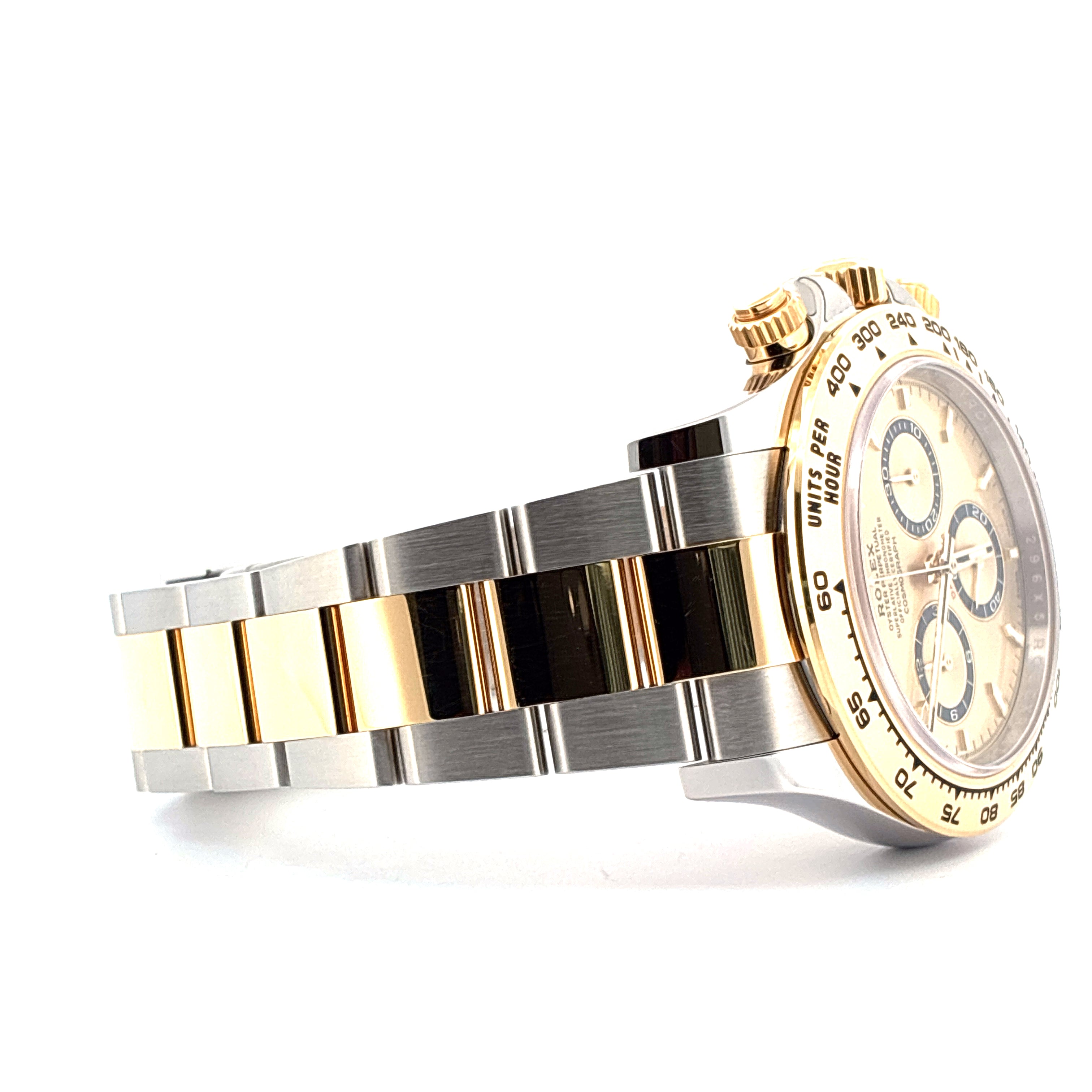 Rolex Daytona im Profil aus Stahl und Gold mit hellem Zifferblatt und zwei Zählern