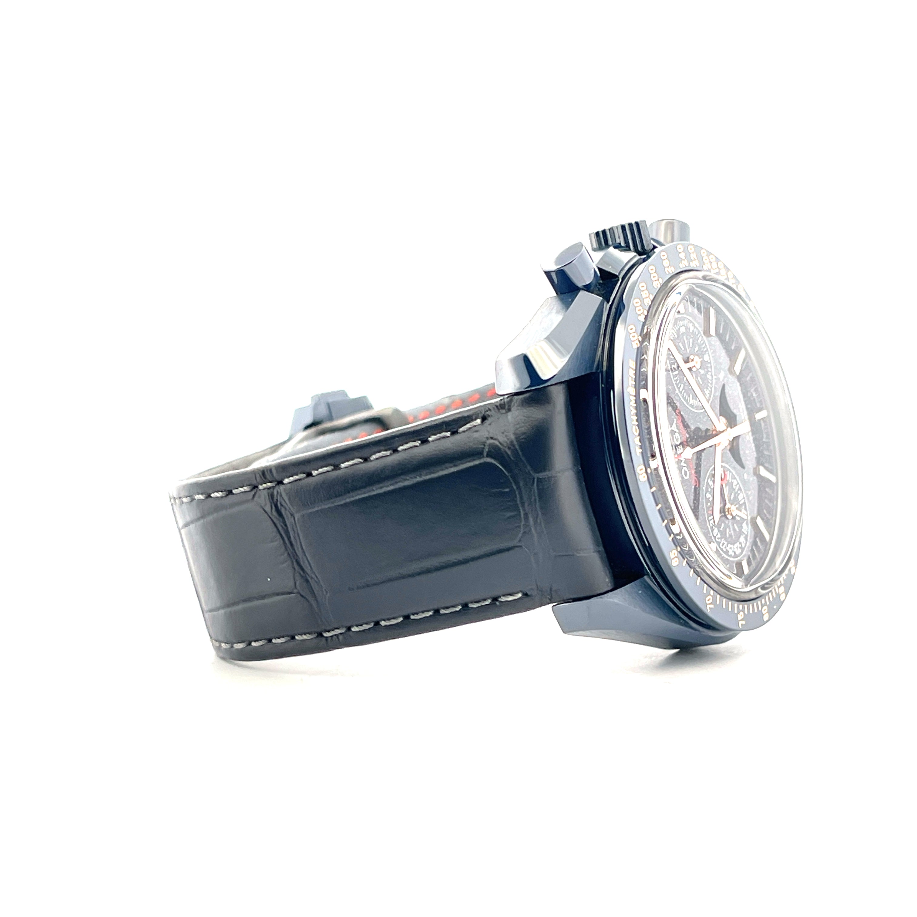 Omega Speedmaster Moonwatch Side of the Moon mit blauem Zifferblatt und schwarzem Lederarmband auf weißem Hintergrund