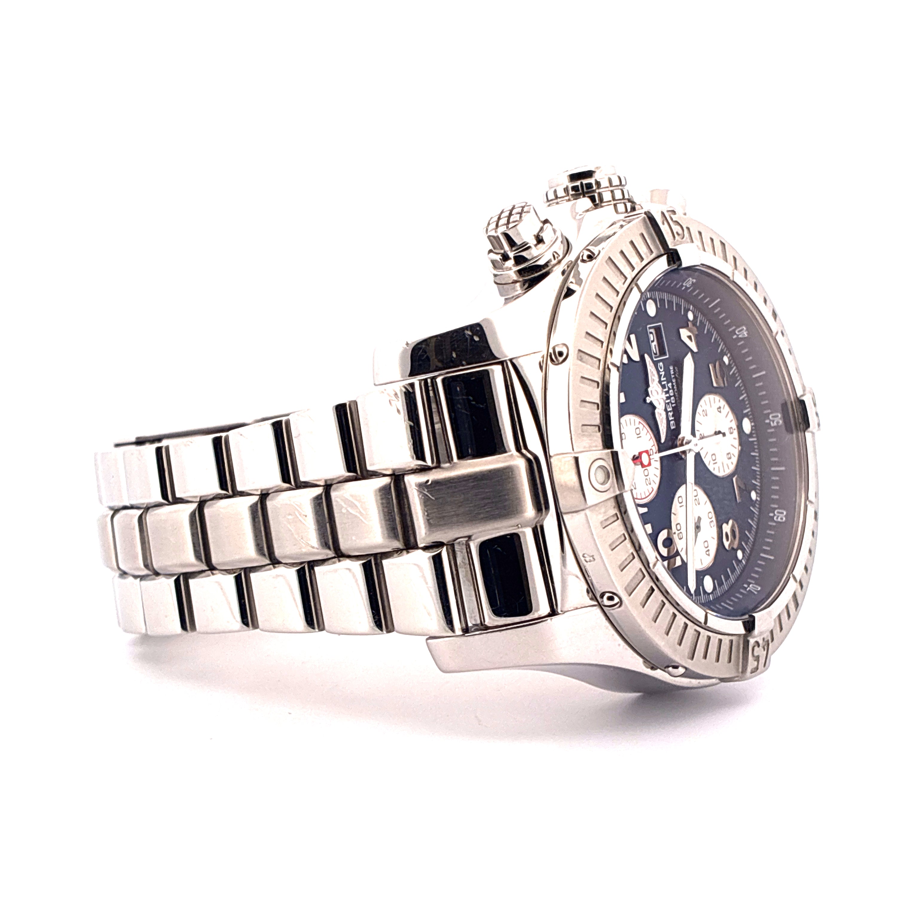 Breitling Super Avenger mit blauem Zifferblatt und Stahlarmband, Seitenansicht