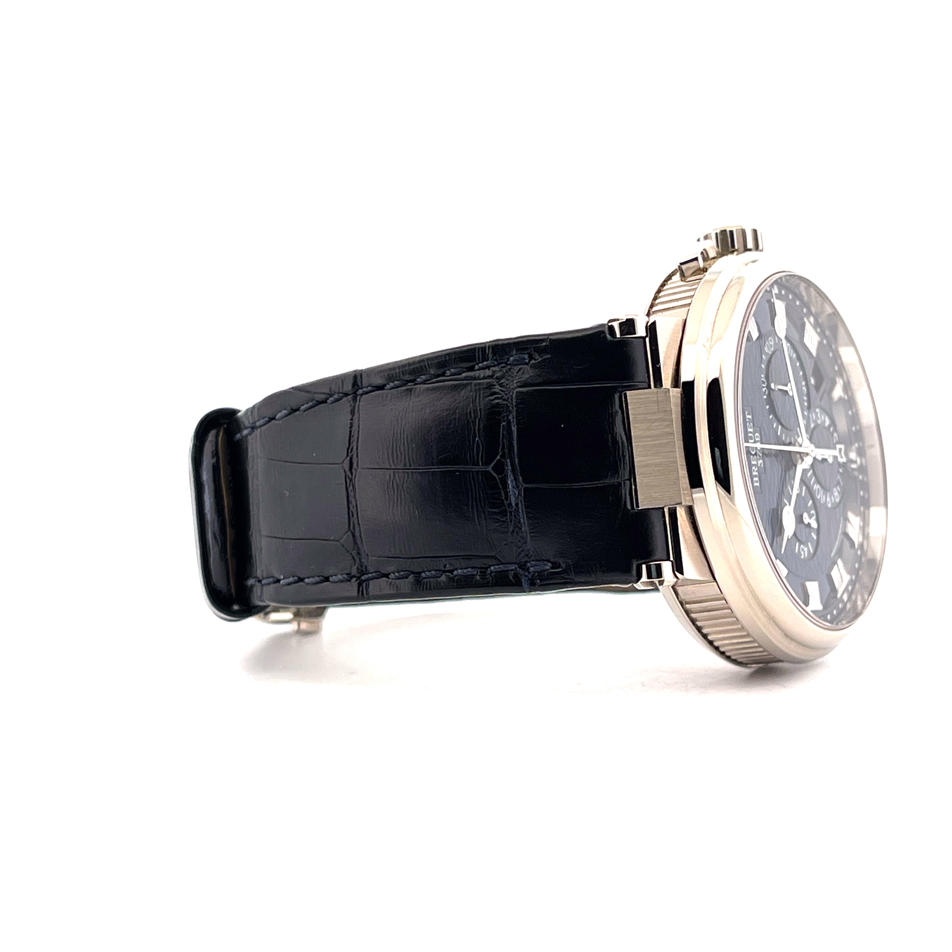 Breguet Marine Whitegold 5527BB mit schwarzem Lederarmband und silbernem Gehäuse im Profil, detailliert auf weißem Hinterg…