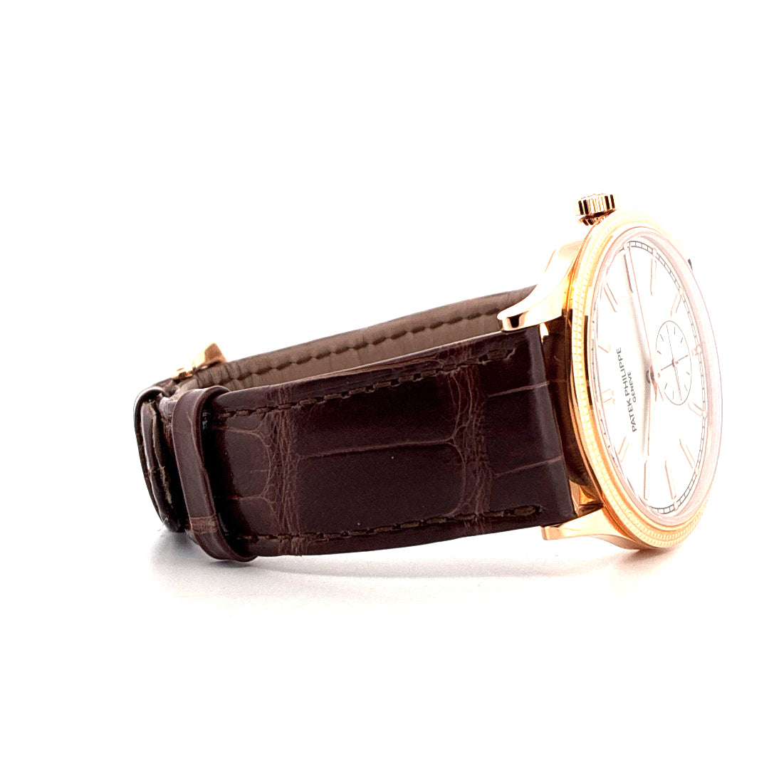 Patek Philippe Calatrava 6119R im Profil mit braunem Krokodillederarmband und silbernem Zifferblatt