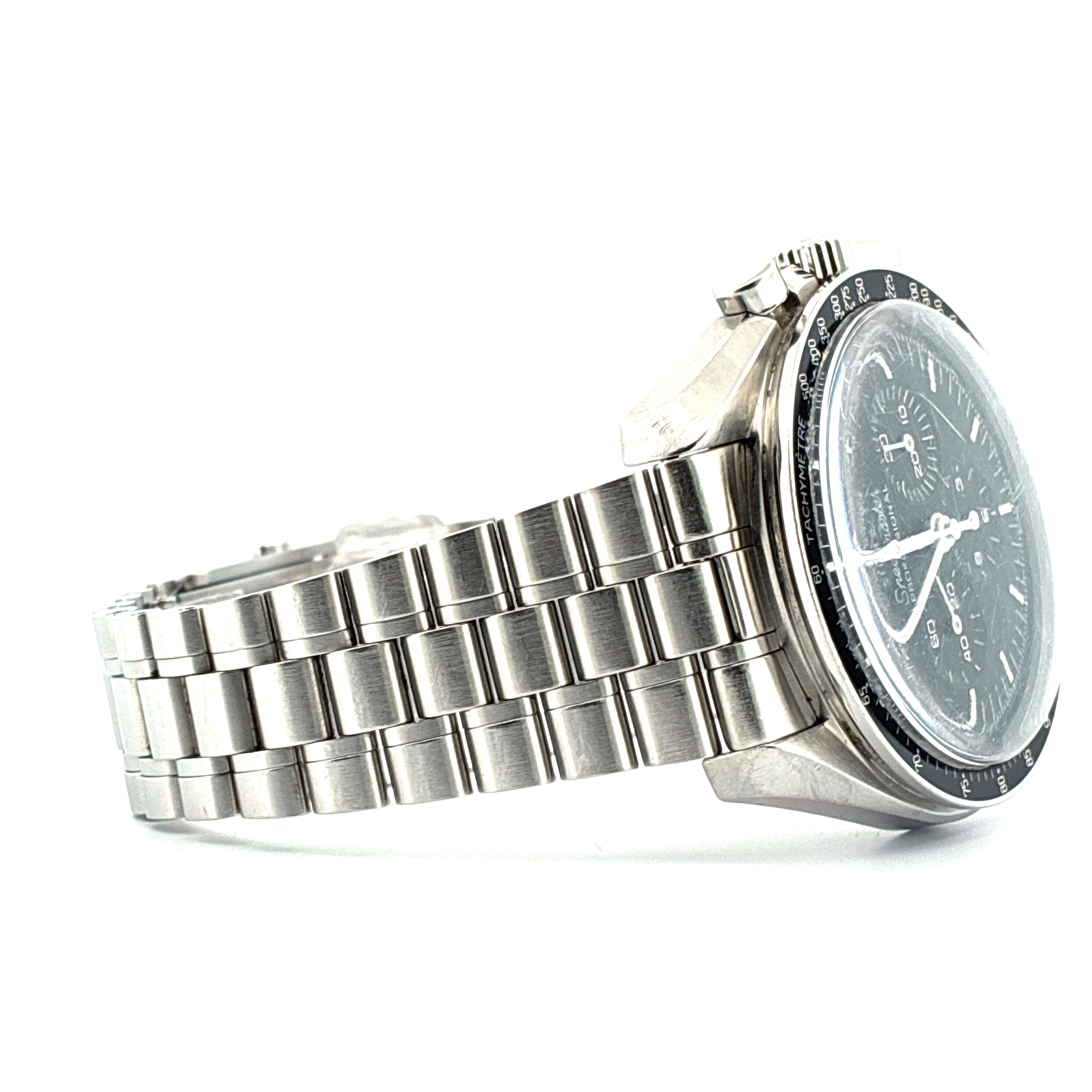 Omega Speedmaster Professional Moonwatch Edelstahl im Seitenprofil auf weissem Hintergrund mit silbernem Metallarmband