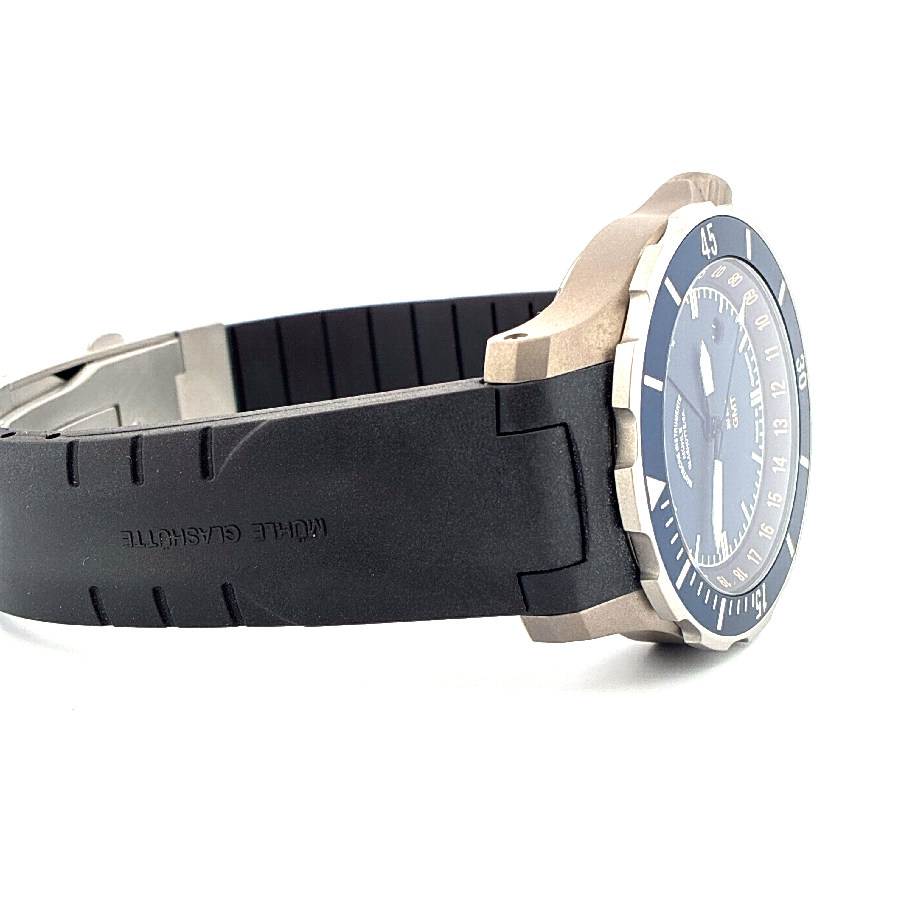 Seitenansicht der Mühle Glashütte Seebataillon GMT mit blauem Zifferblatt und Kautschukarmband