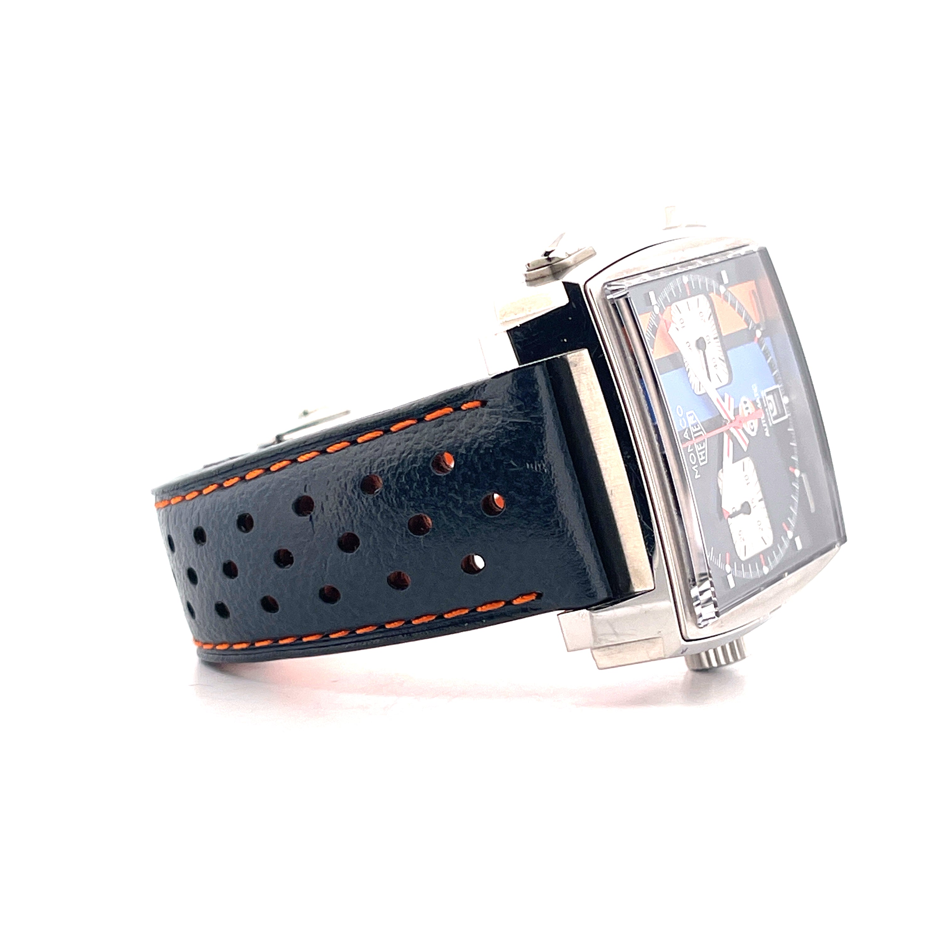 Tag Heuer Monaco Gulf mit blauem Lederarmband und orangefarbenen Nähten auf weißem Hintergrund