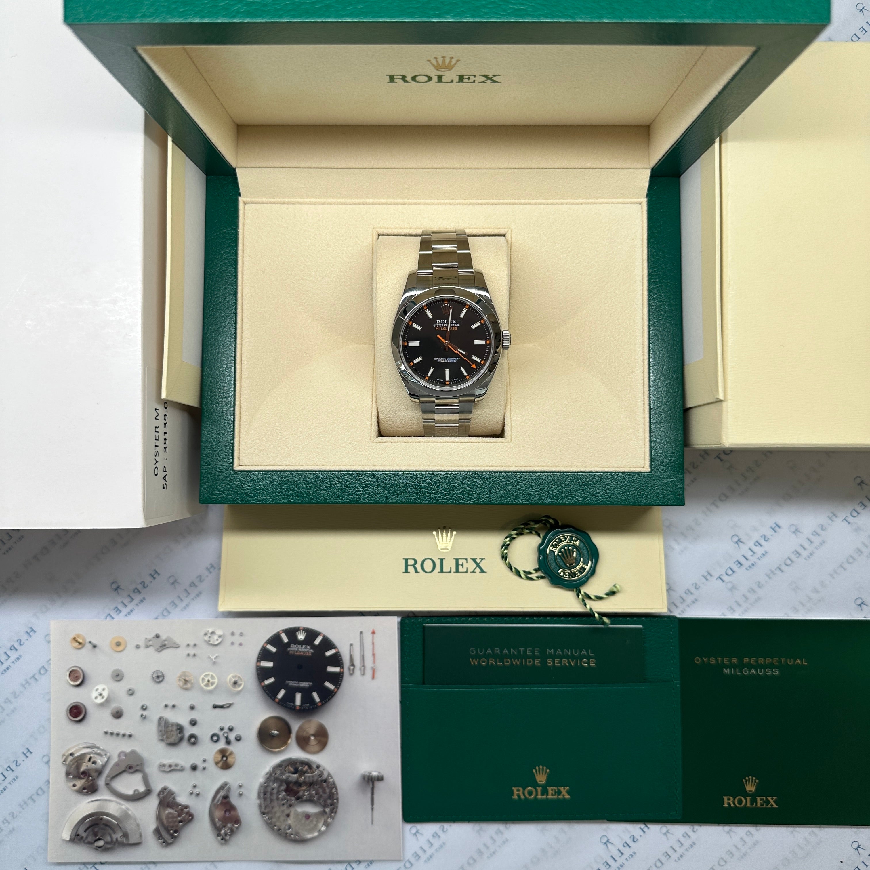 Rolex Milgauss 116400 mit schwarzem Zifferblatt in geöffneter Verpackung, Werkzeug und Zubehör daneben