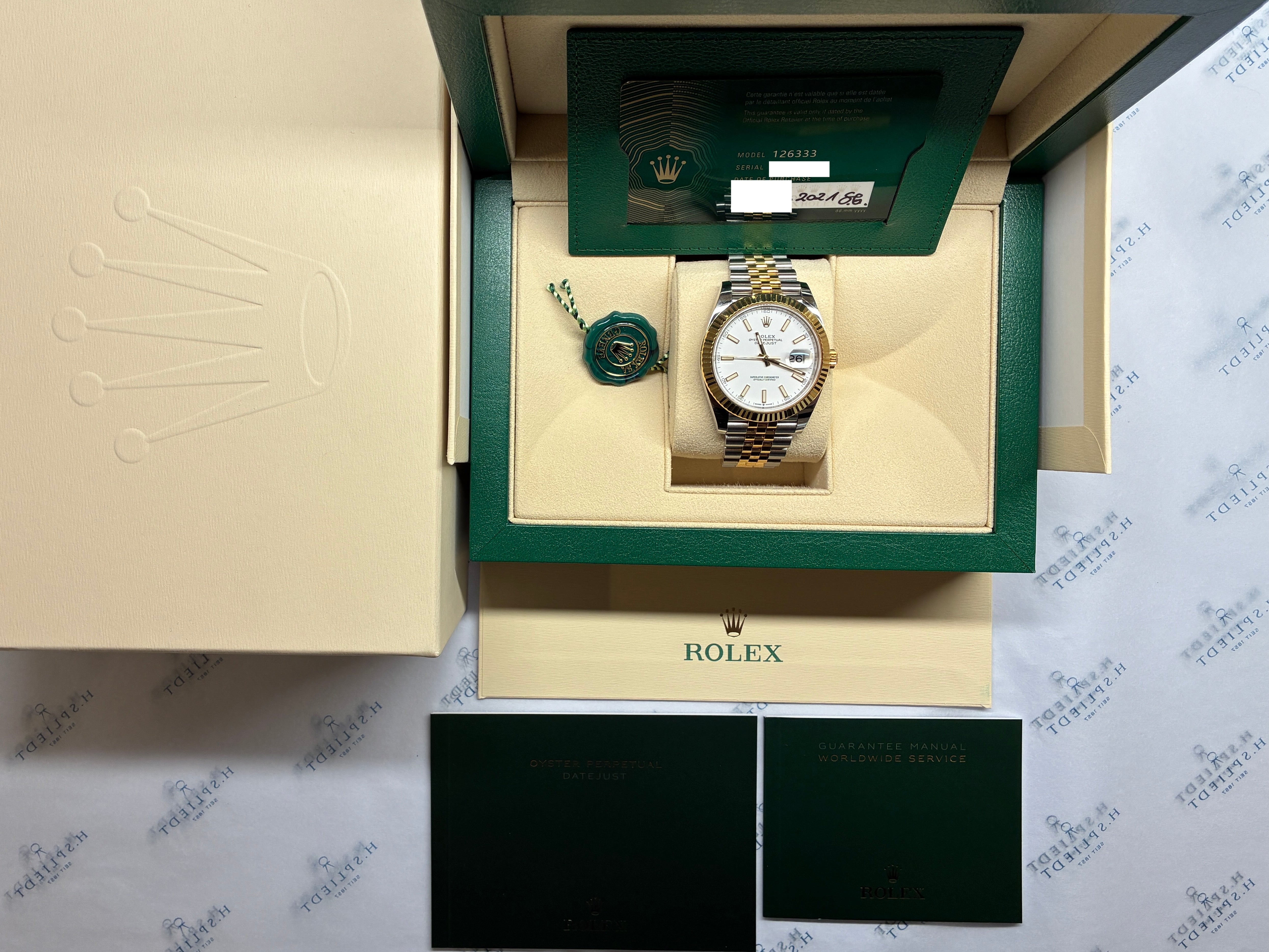 Rolex Datejust 41 Bicolor im grünen Kasten mit Papieren und Box Baujahr 2021 auf grauem Hintergrund