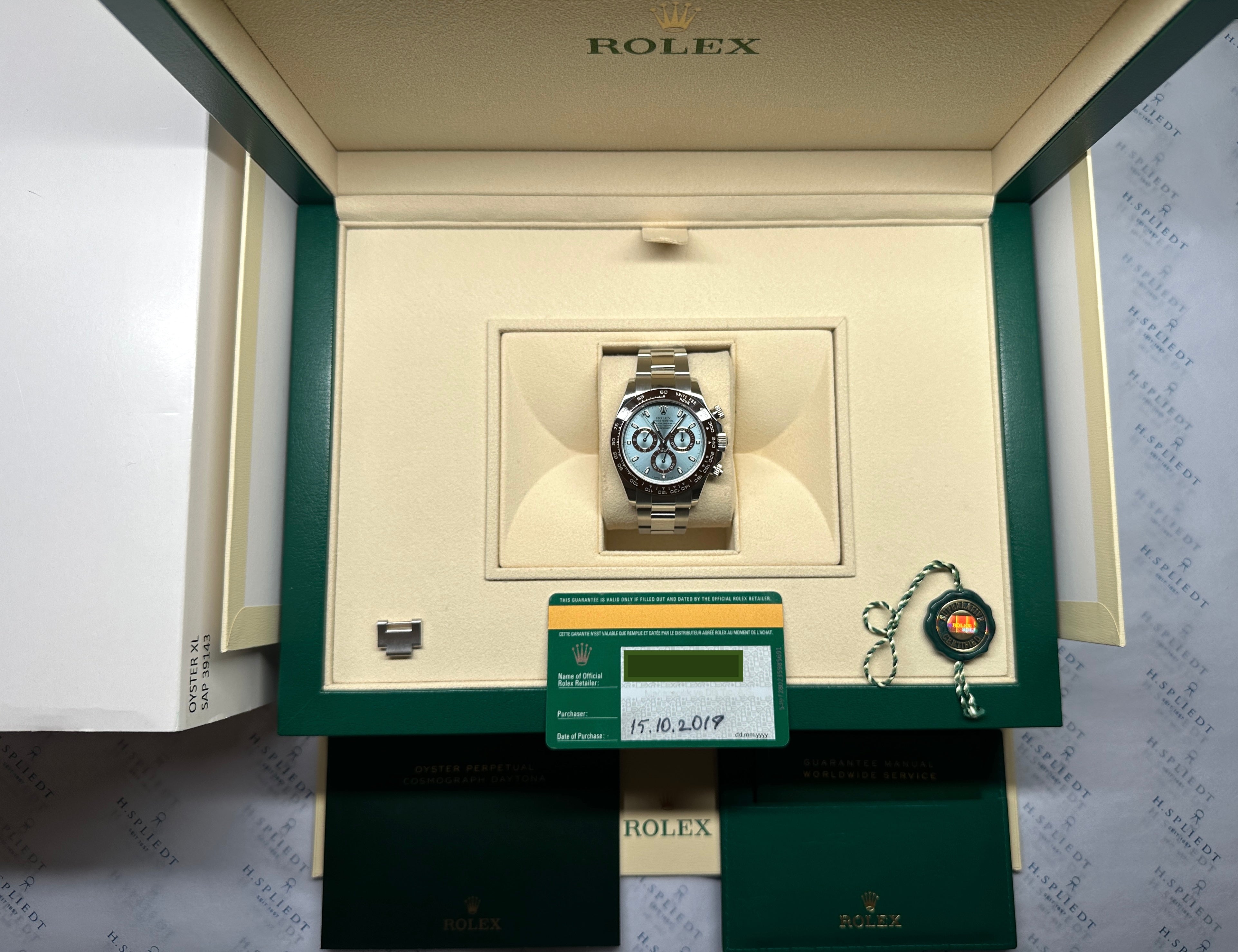 Rolex Daytona Platin Full Set mit eisblauem Zifferblatt und Chronographenfunktion im geöffneten Karton