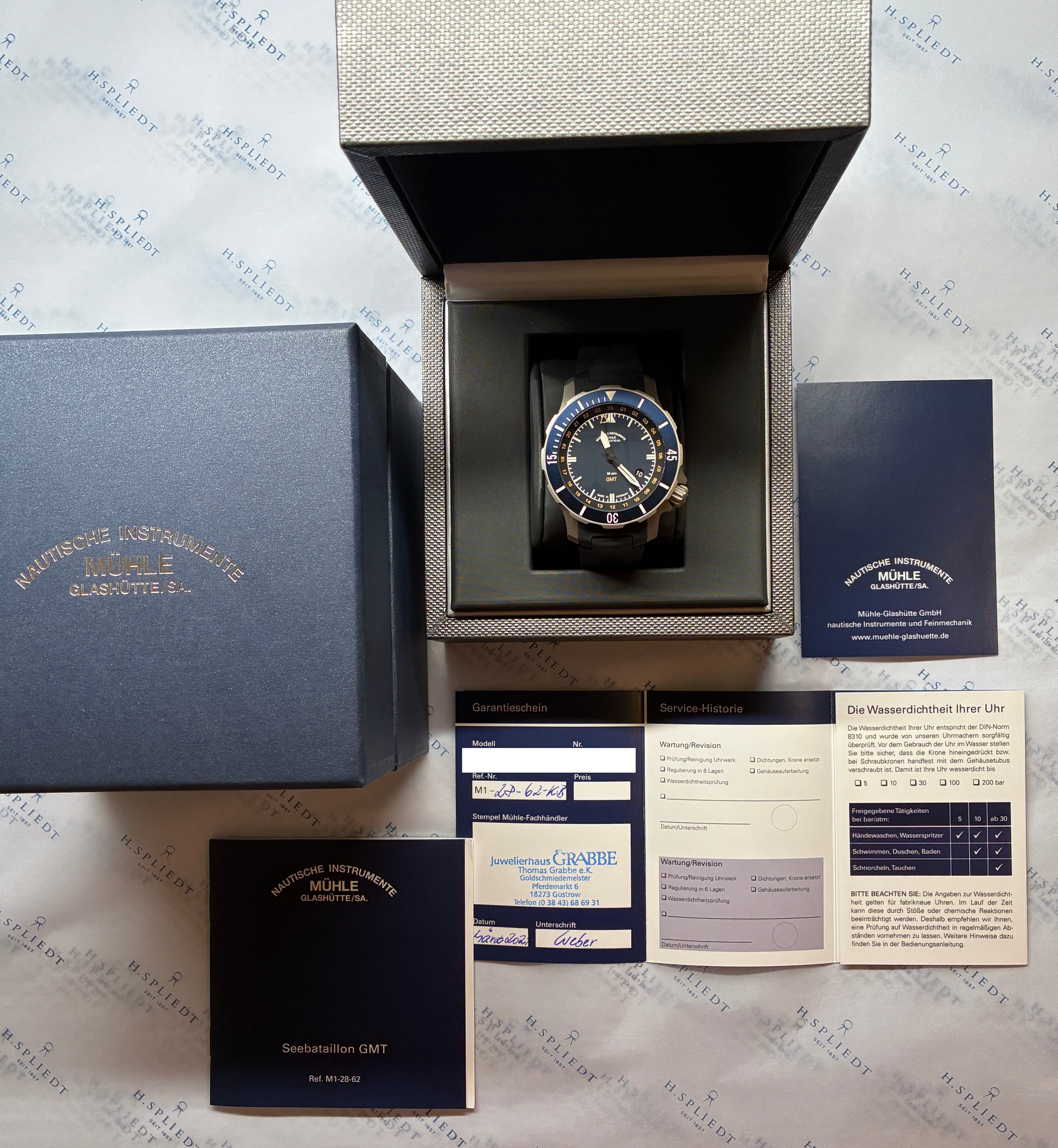 Mühle Glashütte Seebataillon GMT mit blauem Zifferblatt und schwarzem Band im Full-Set