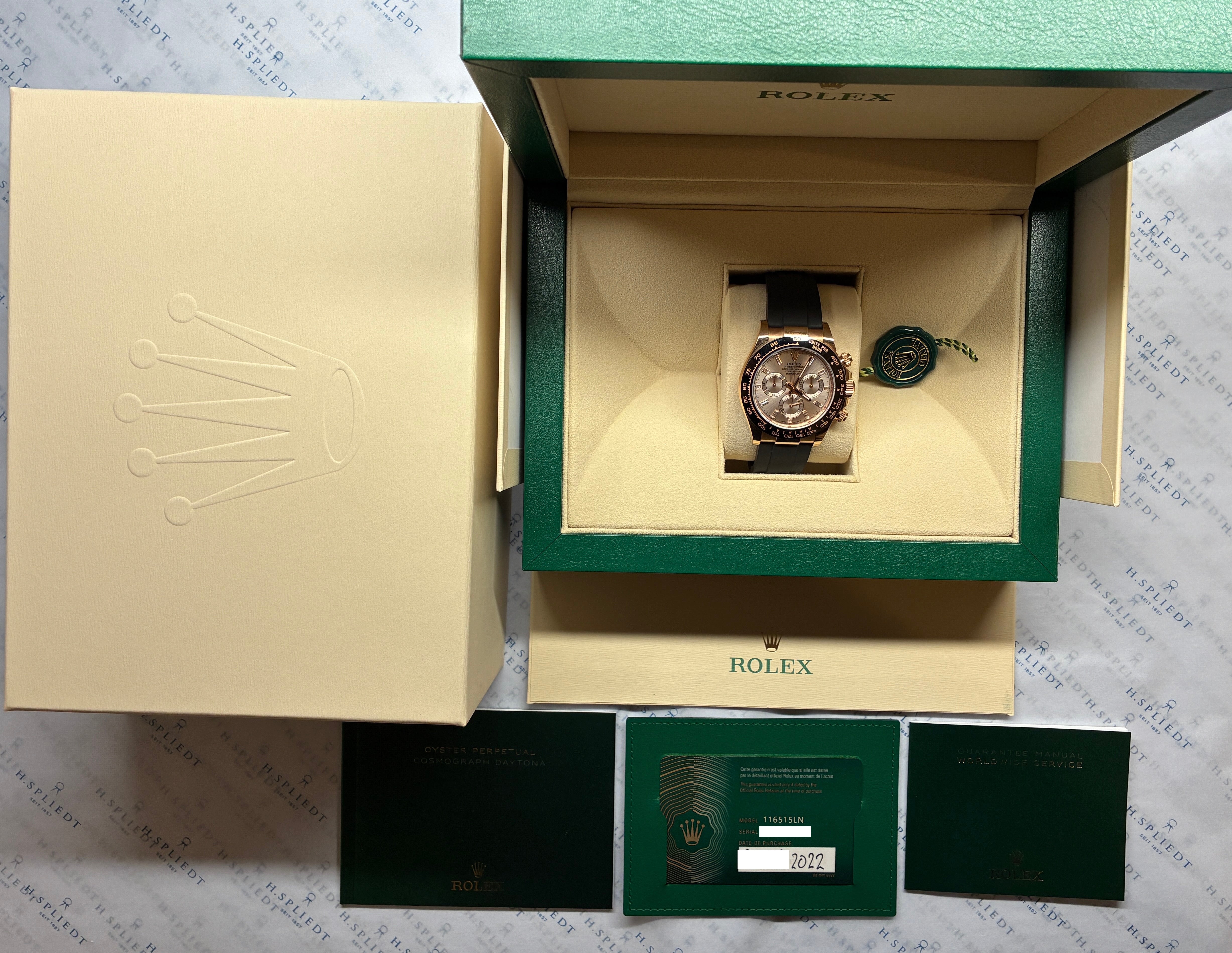 Rolex Daytona Roségold mit Baguette-Zifferblatt im Full-Set von 2022, auf dem Karton ein Relief-Kronenlogo