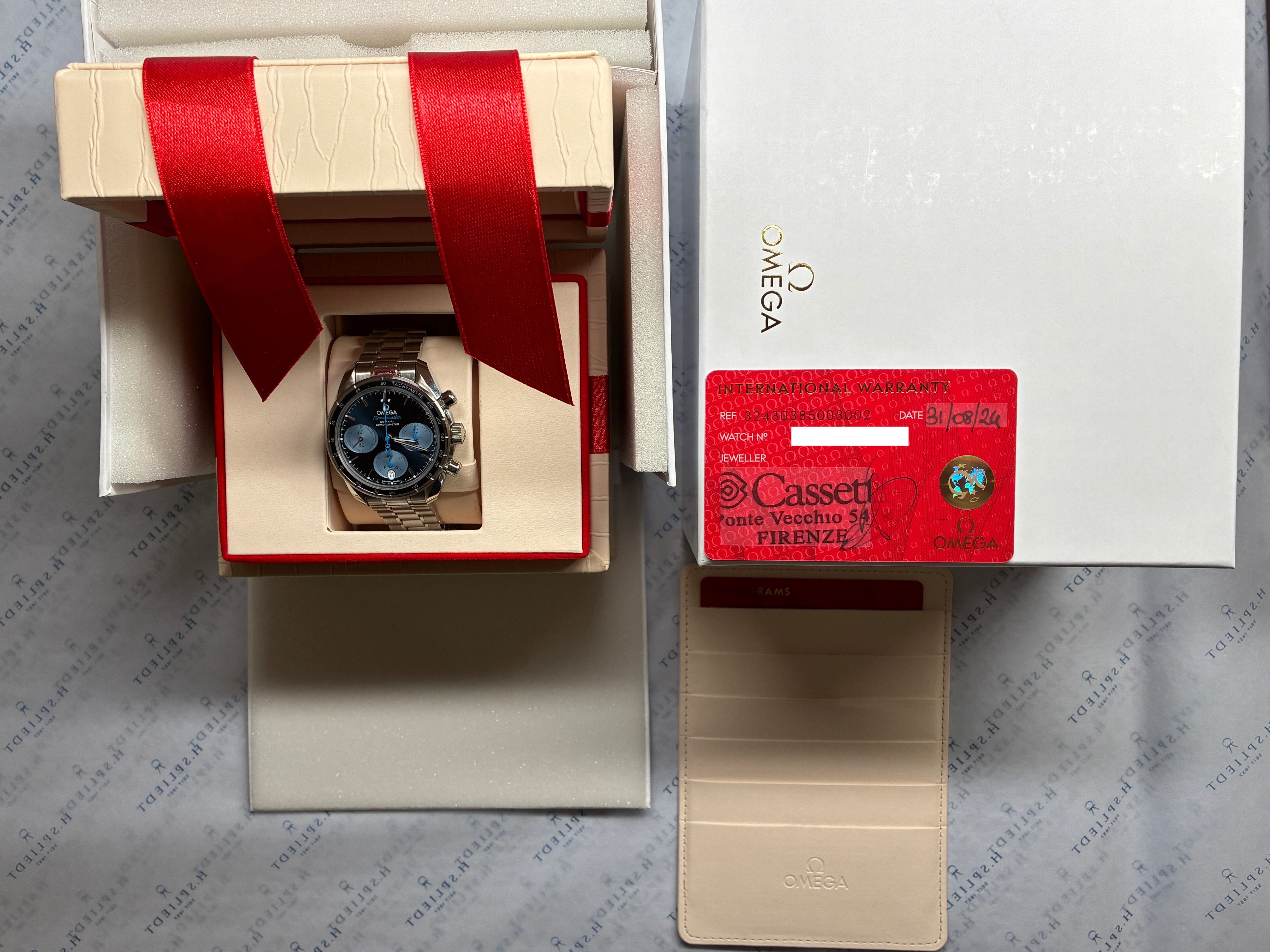 Omega Speedmaster Chronograph Co-axial mit blauem Zifferblatt in offener Geschenkbox, roter Garantiekarten und Zubehör