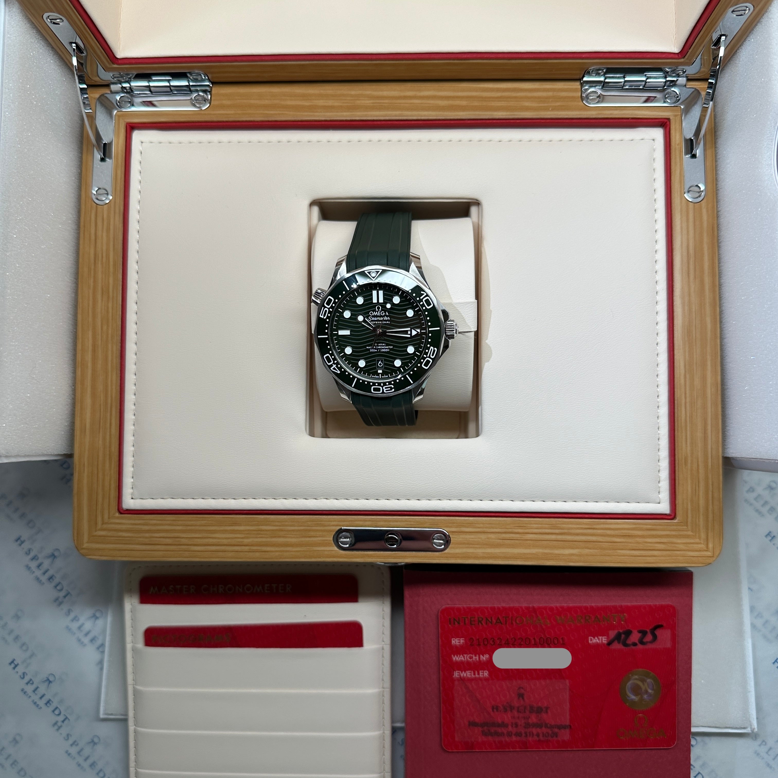 Seamaster Diver 300 M Master Chronometer DIVER 300 / Green Dial / Rubber / Box and Paper / Germany / perfect Condition / Dec. 2025